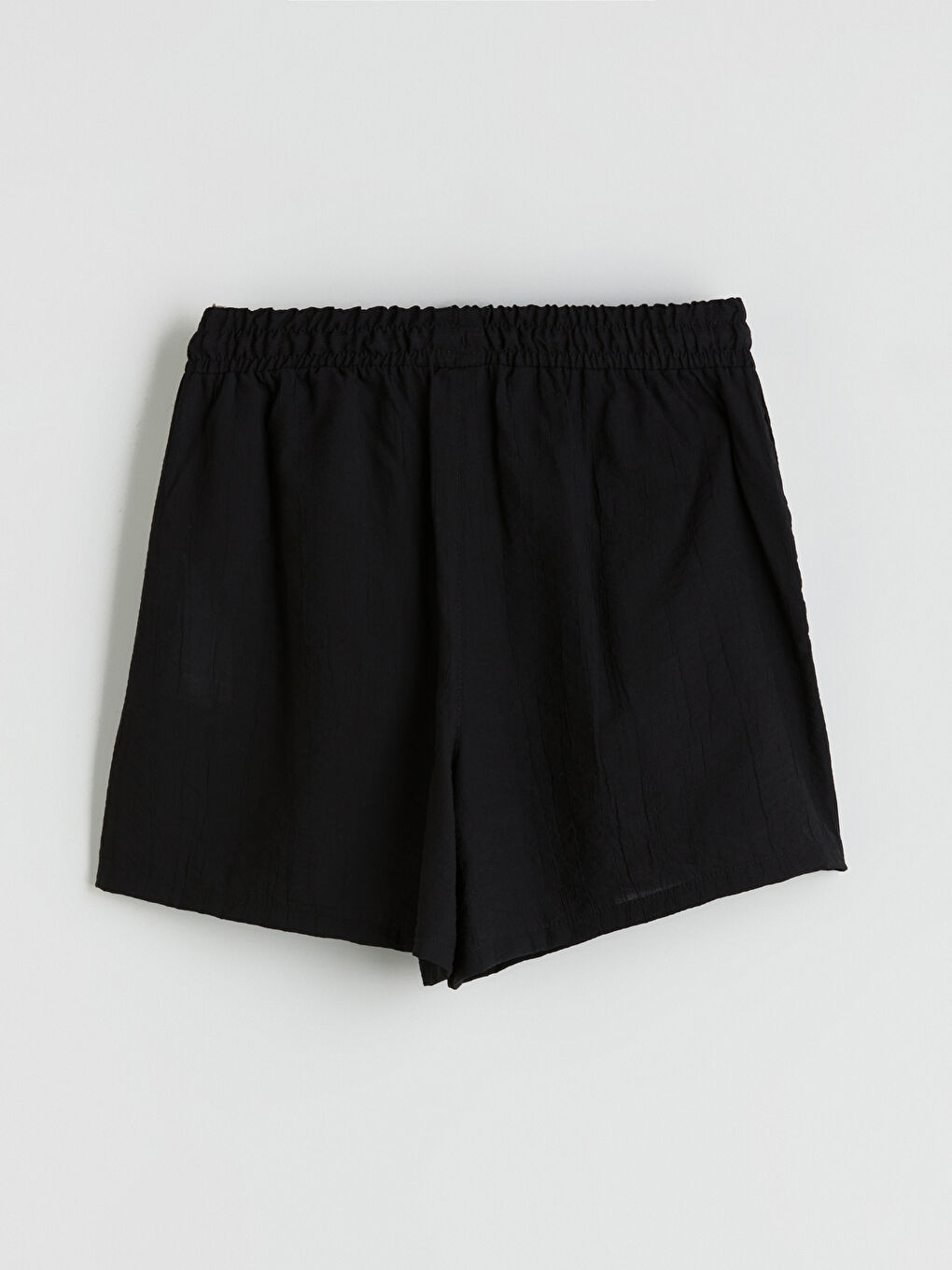 Siyah Beli Lastikli Dokulu Kadın Şort-5