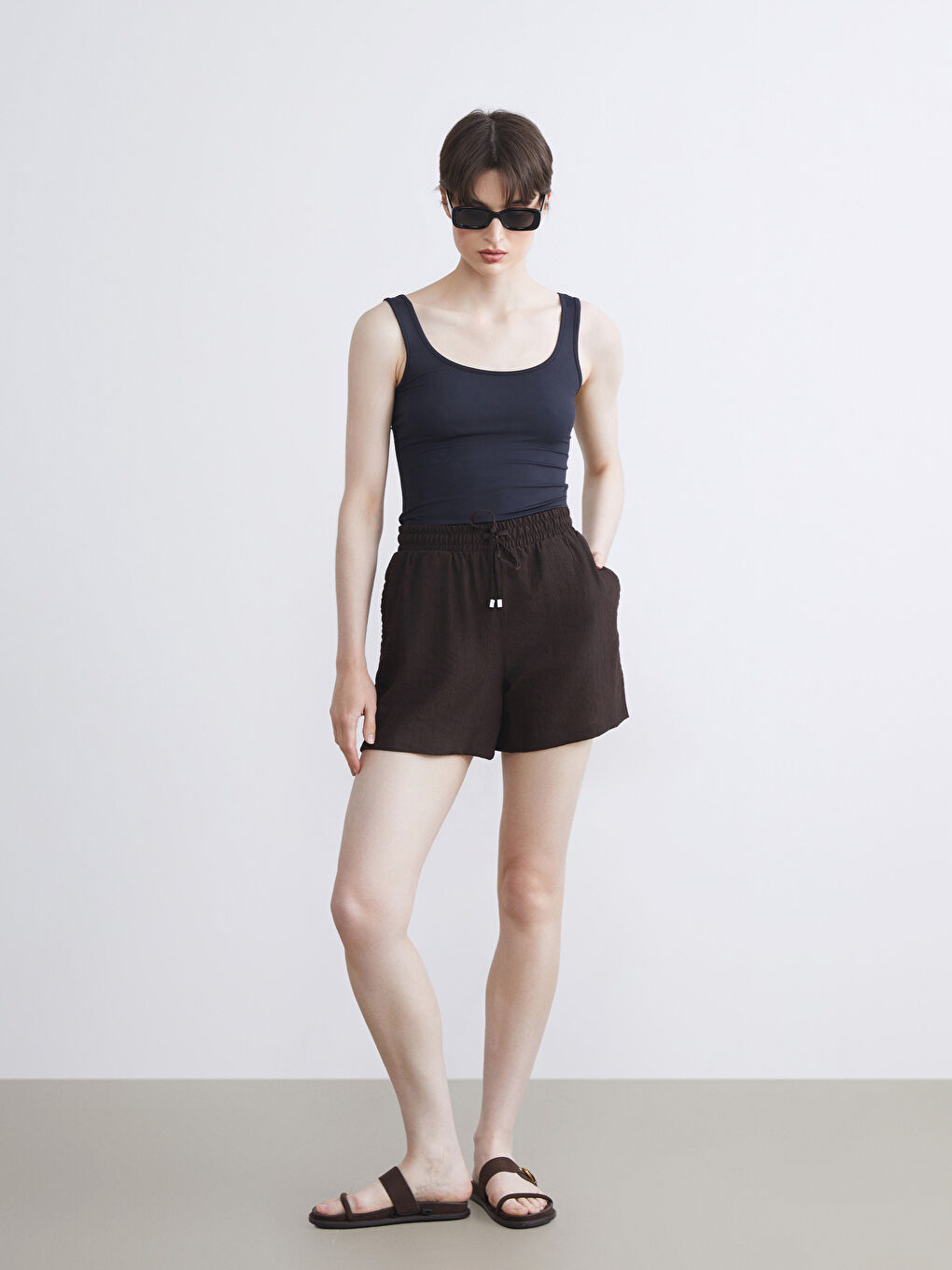 Kahverengi Beli Lastikli Dokulu Kadın Şort