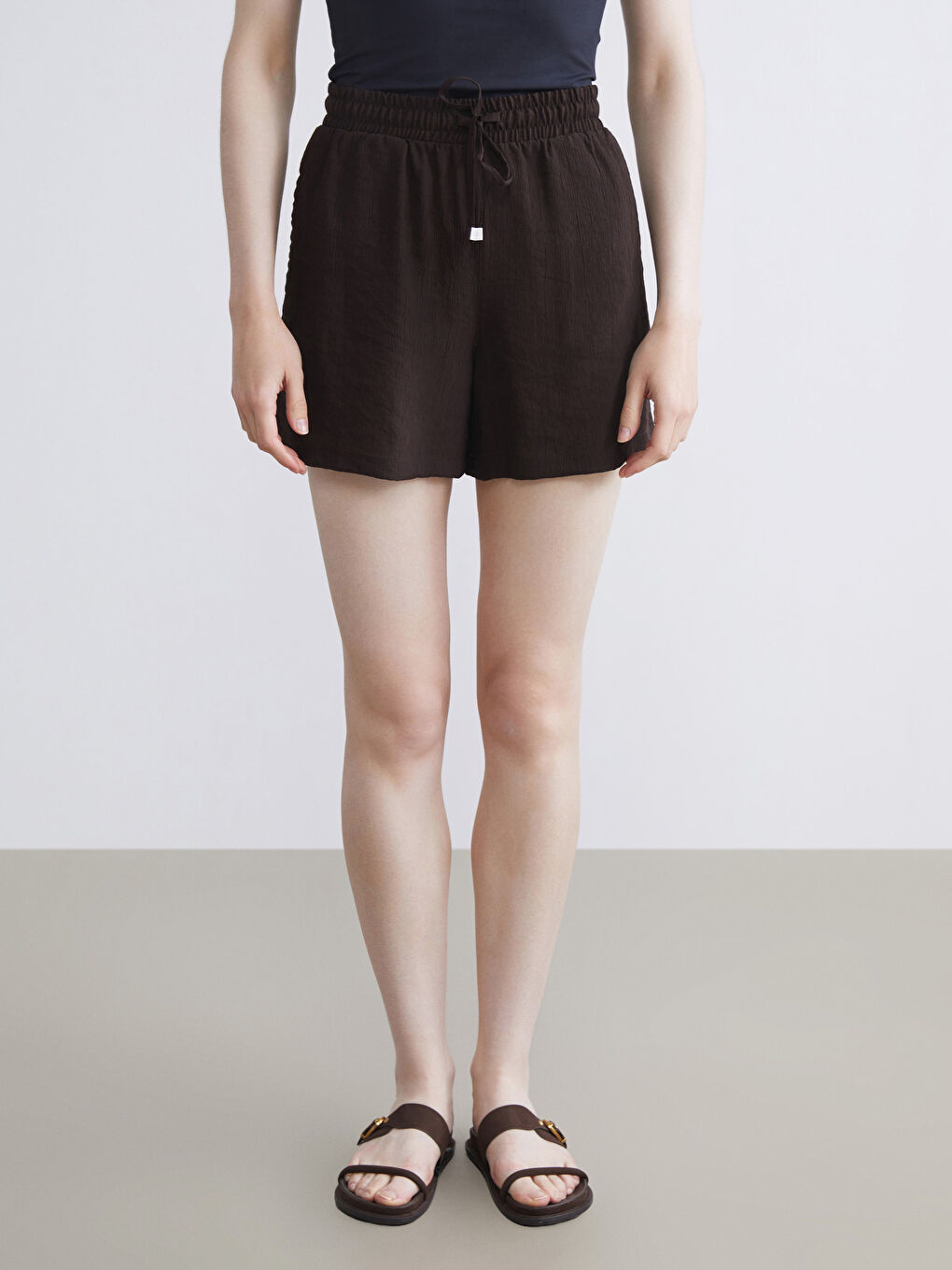 Kahverengi Beli Lastikli Dokulu Kadın Şort-1