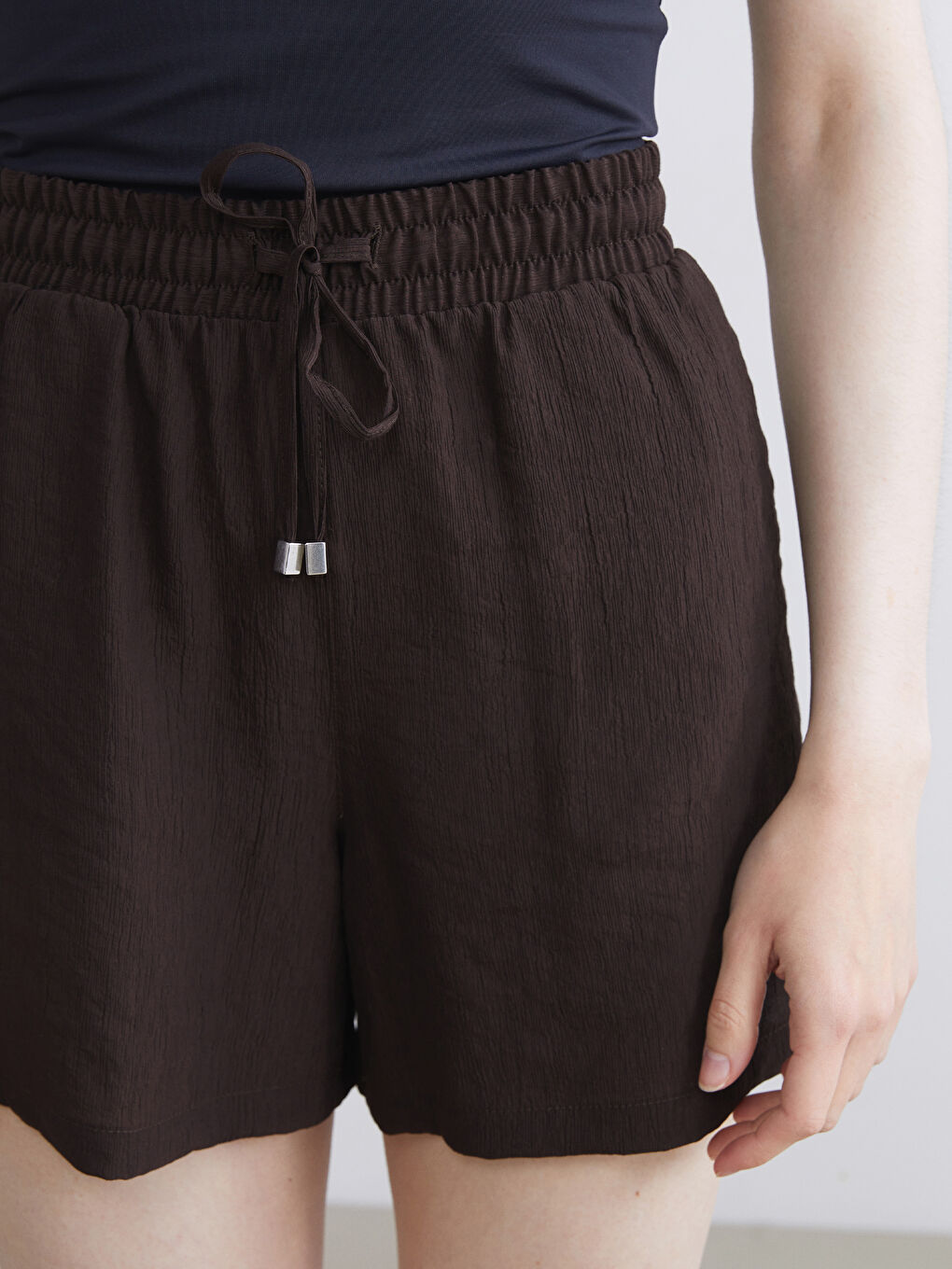 Kahverengi Beli Lastikli Dokulu Kadın Şort-2