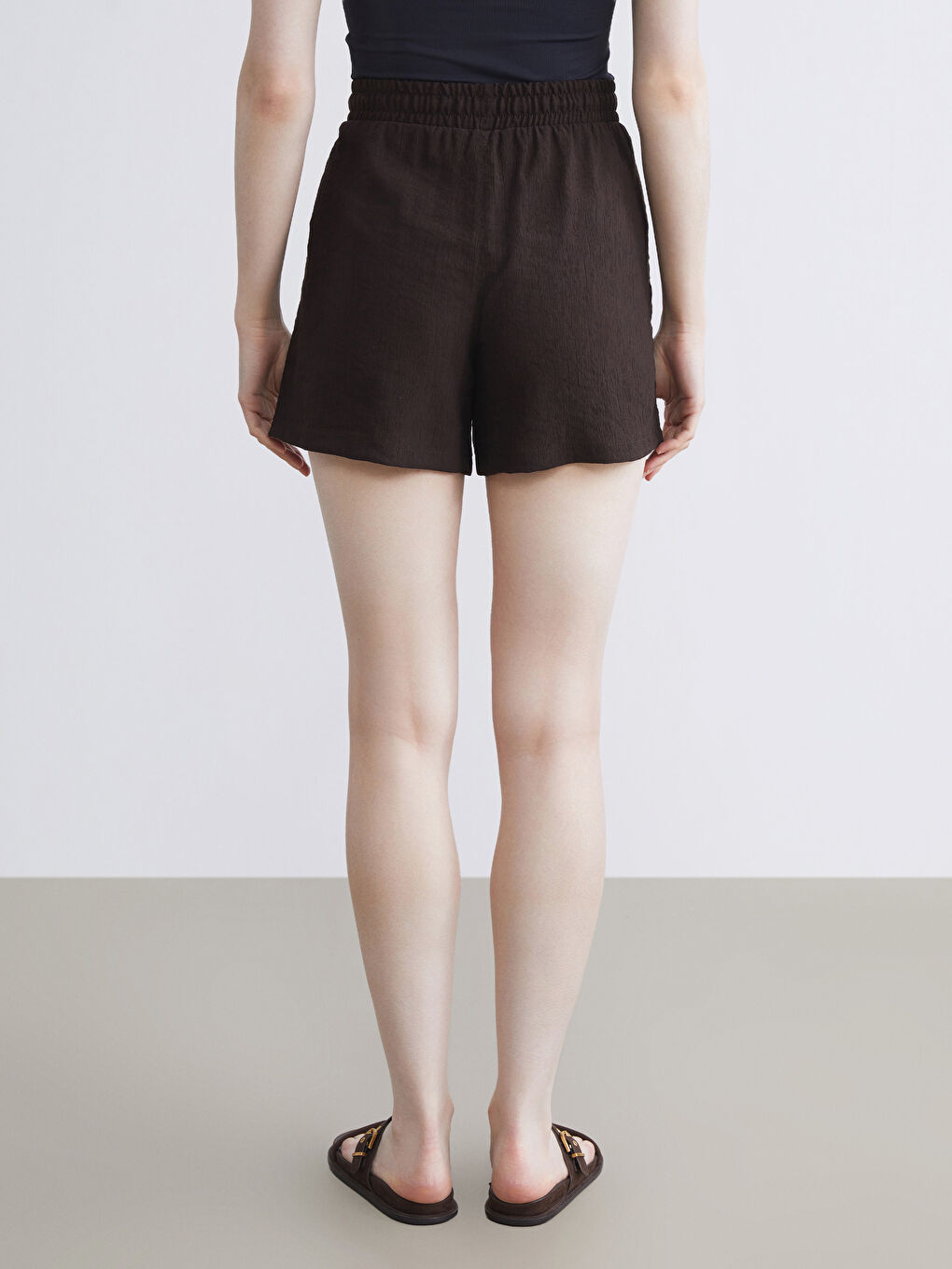 Kahverengi Beli Lastikli Dokulu Kadın Şort-3