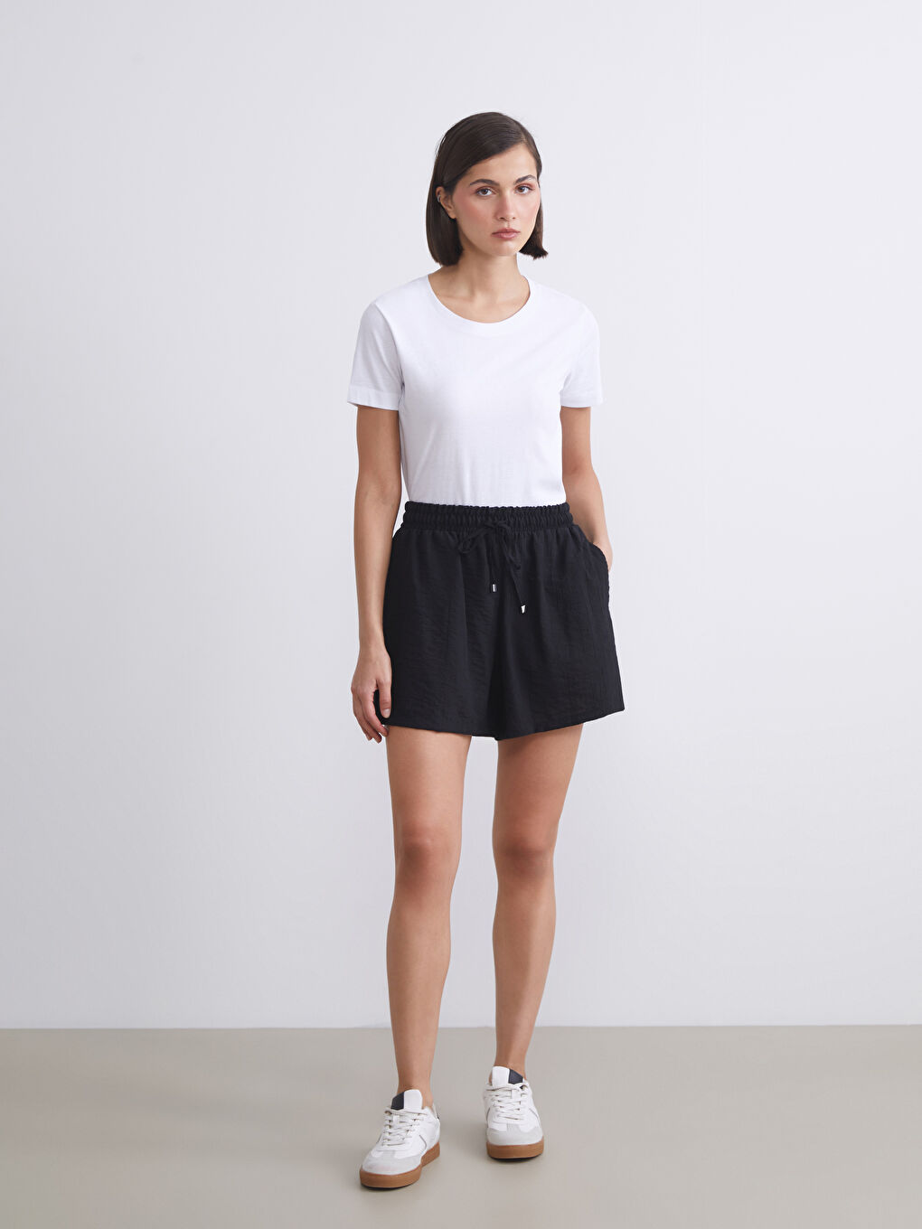 Siyah Beli Lastikli Dokulu Kadın Şort