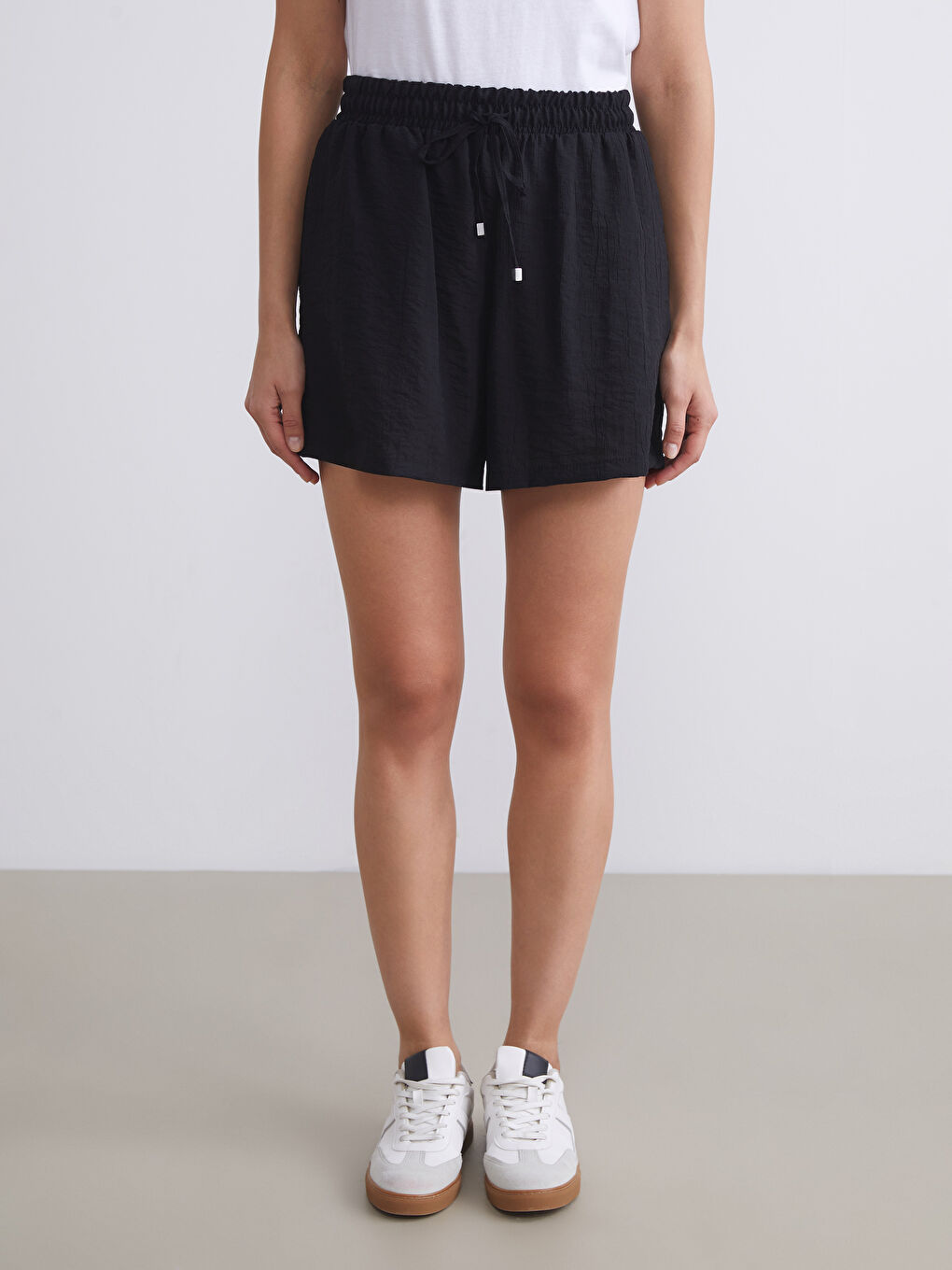 Siyah Beli Lastikli Dokulu Kadın Şort-1