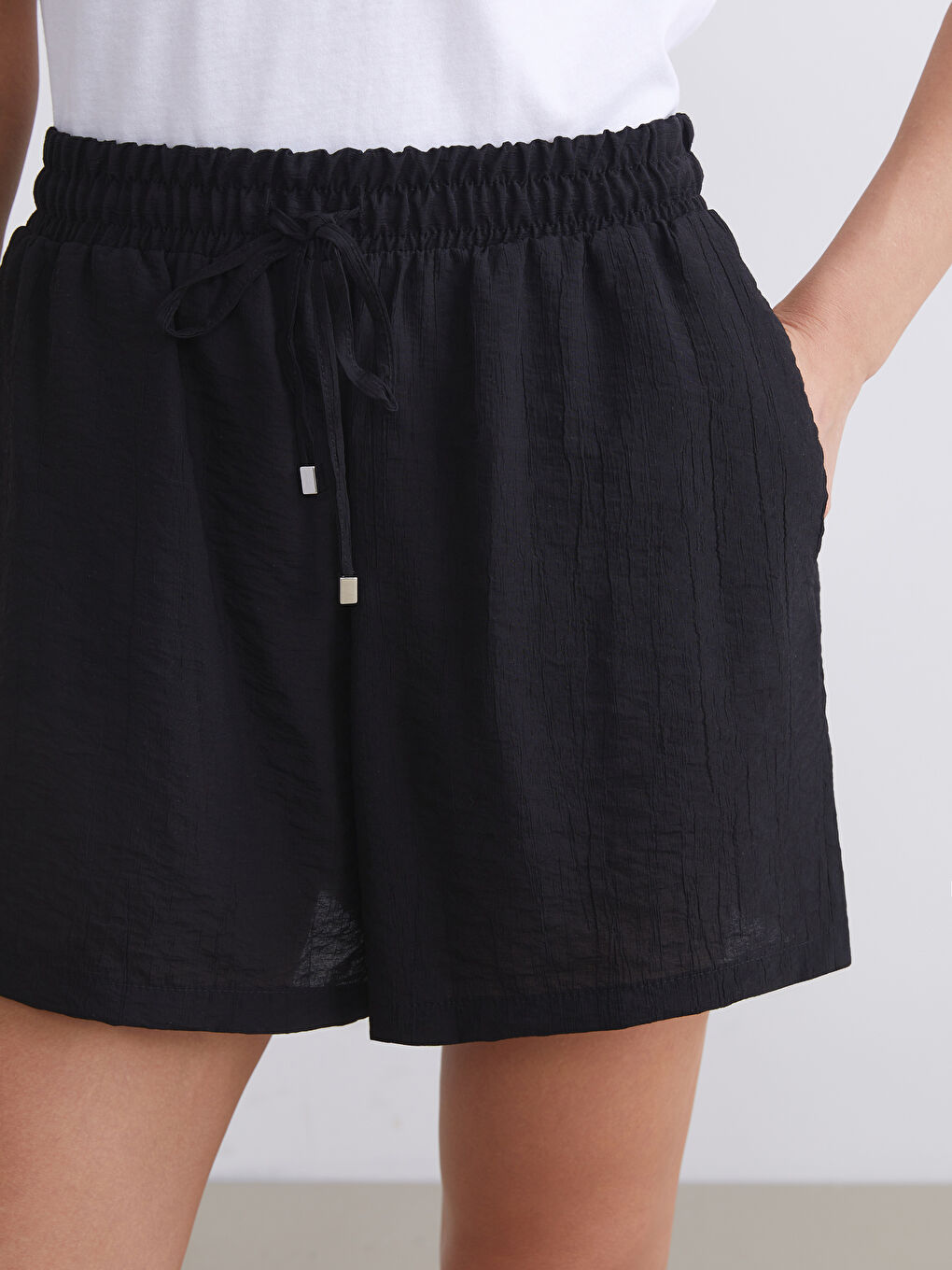 Siyah Beli Lastikli Dokulu Kadın Şort-2