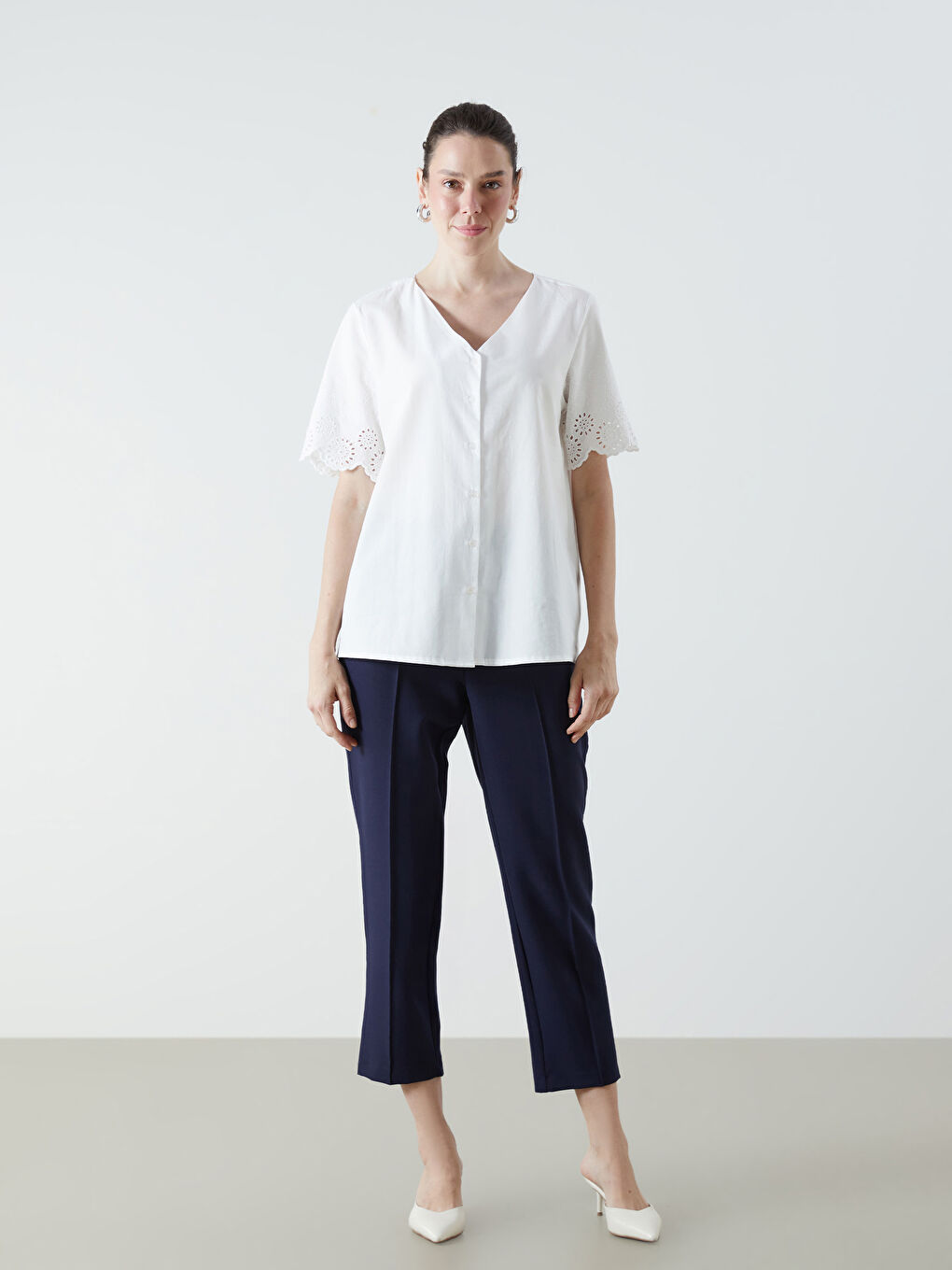 Beyaz V Yaka Ajur Detaylı Bluz-1