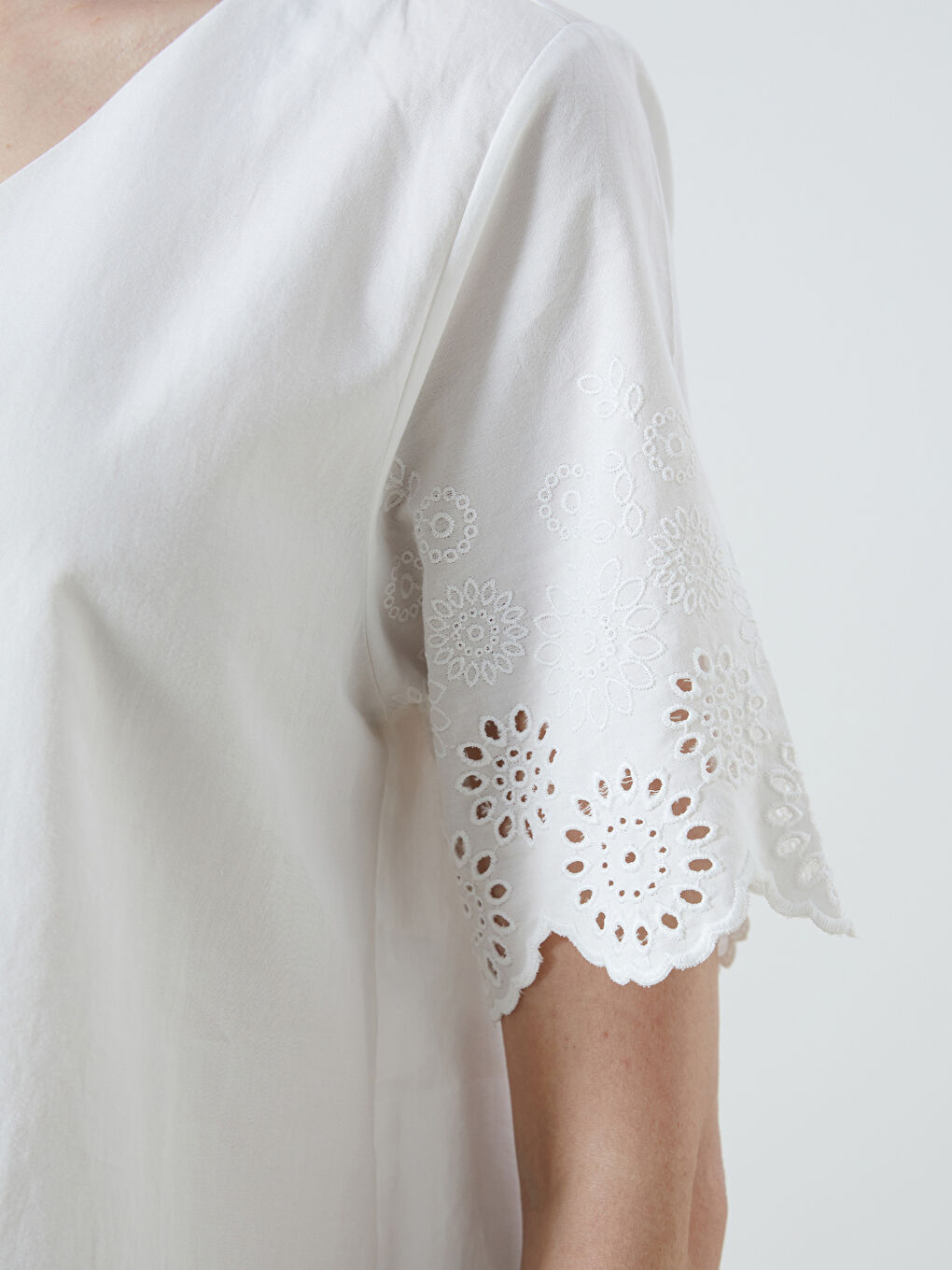 Beyaz V Yaka Ajur Detaylı Bluz-2