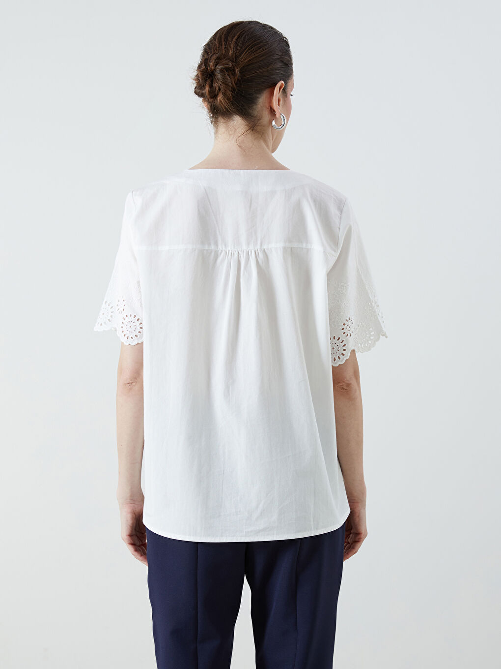 Beyaz V Yaka Ajur Detaylı Bluz-3