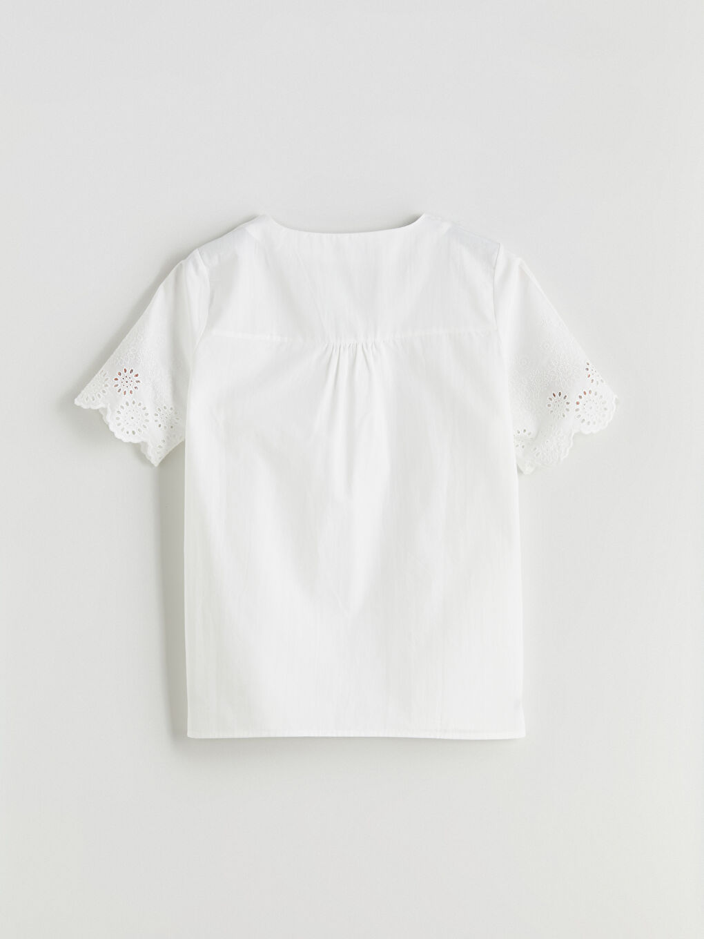 Beyaz V Yaka Ajur Detaylı Bluz-5