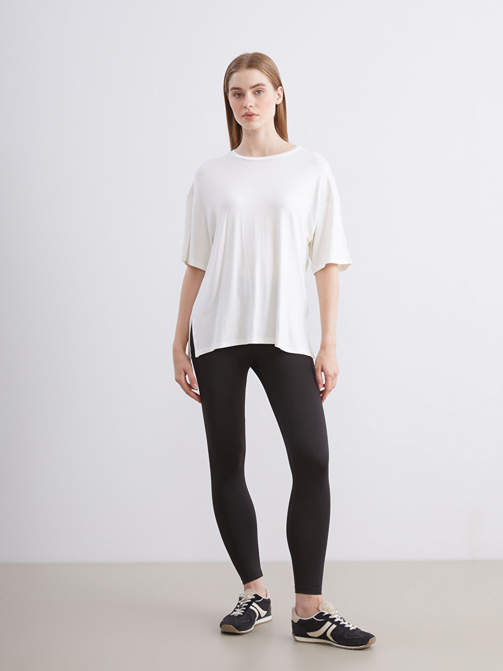 تيشيرت رياضي بياقة دائرية للسيدات-1