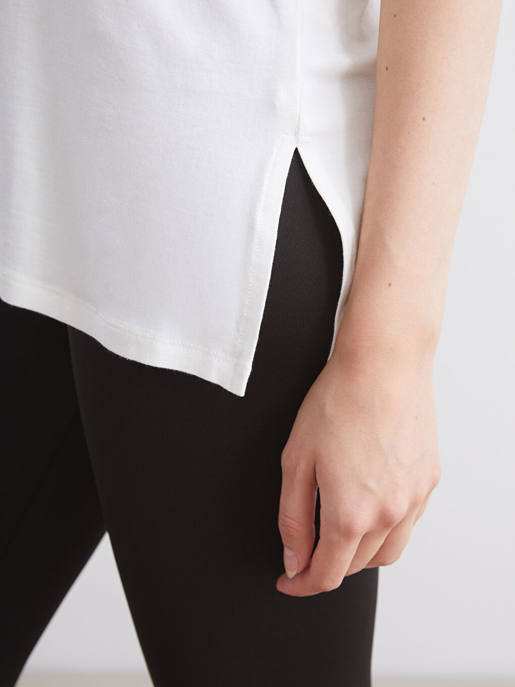 تيشيرت رياضي بياقة دائرية للسيدات-2