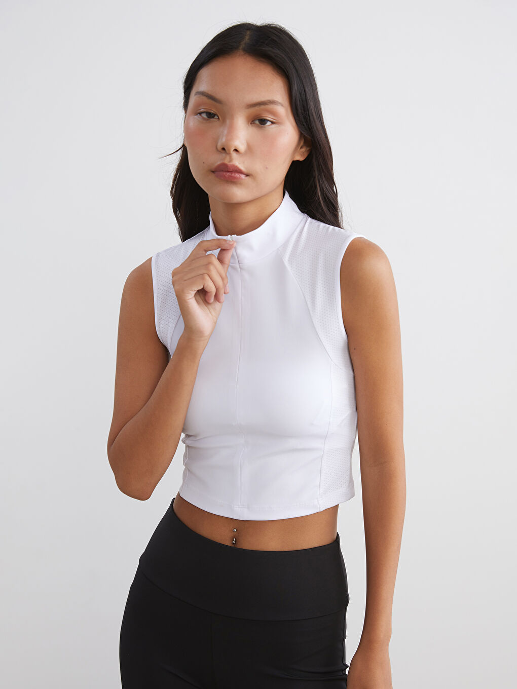 Beyaz Dik Yaka Kadın Spor Tişört