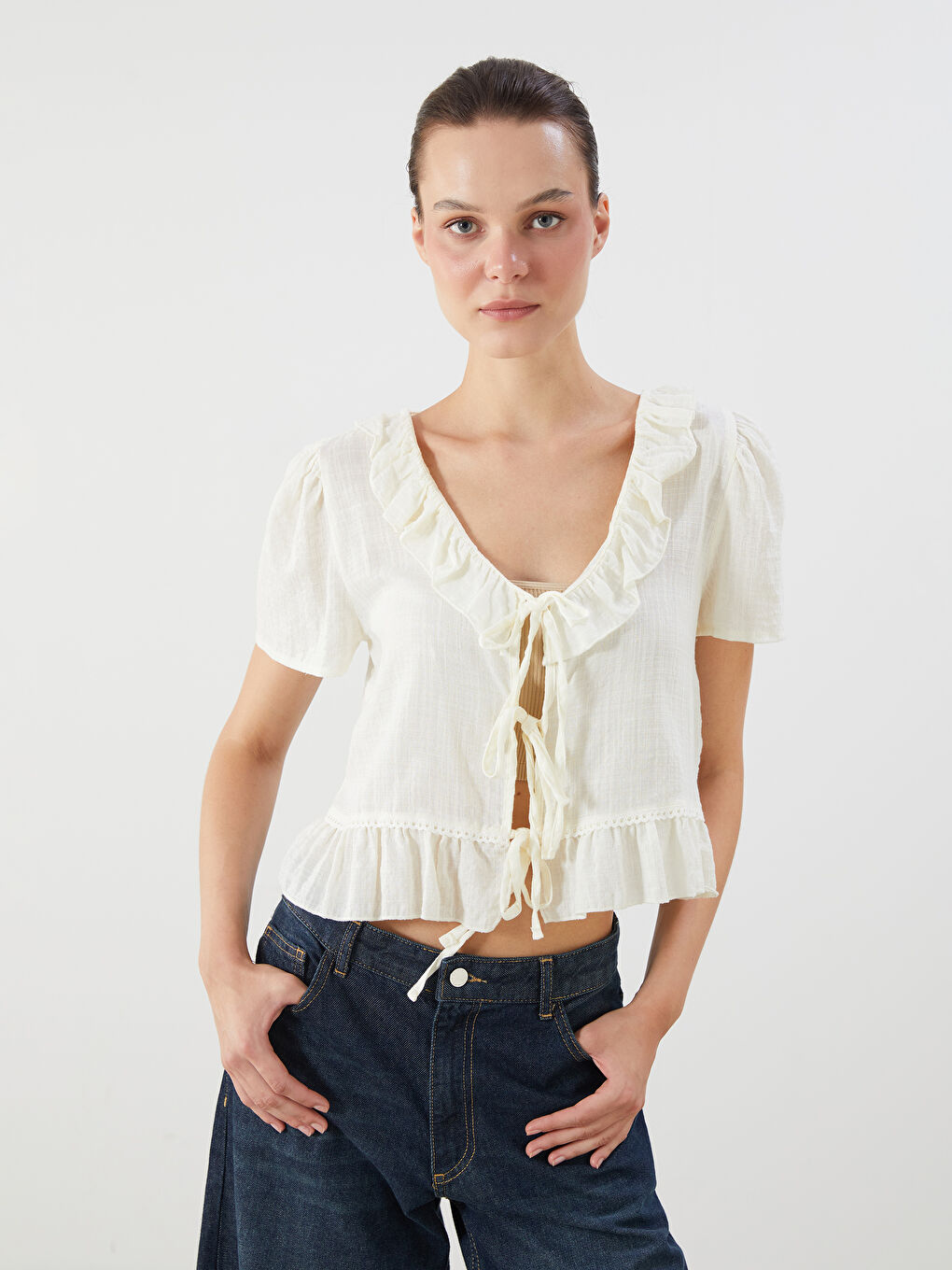 Ekru V Yaka Fırfırlı Bluz