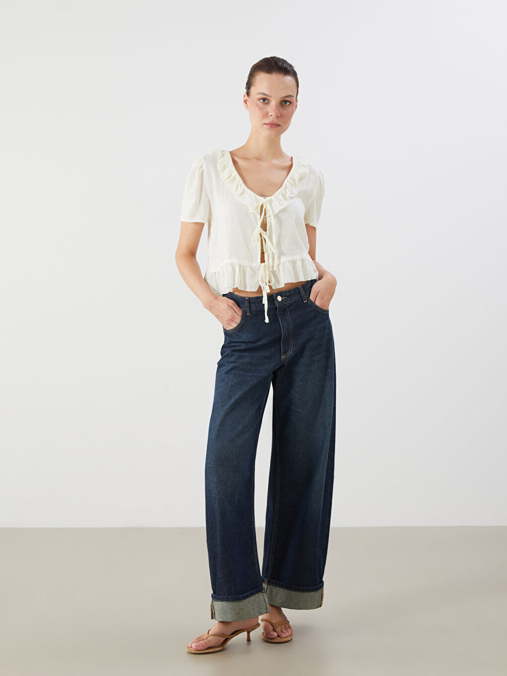 Ekru V Yaka Fırfırlı Bluz-1