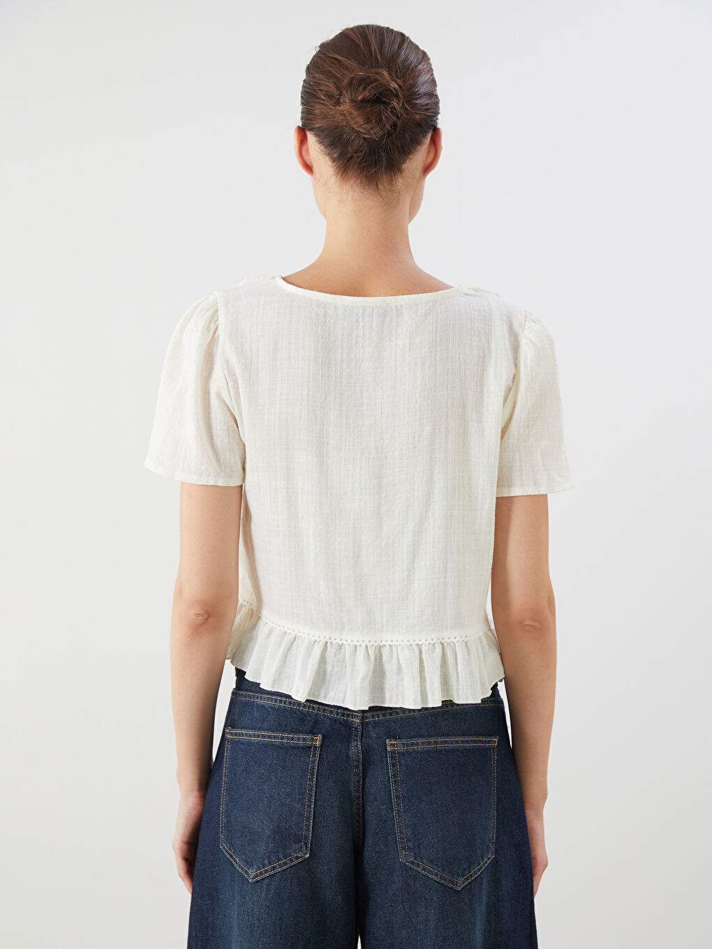 Ekru V Yaka Fırfırlı Bluz-3