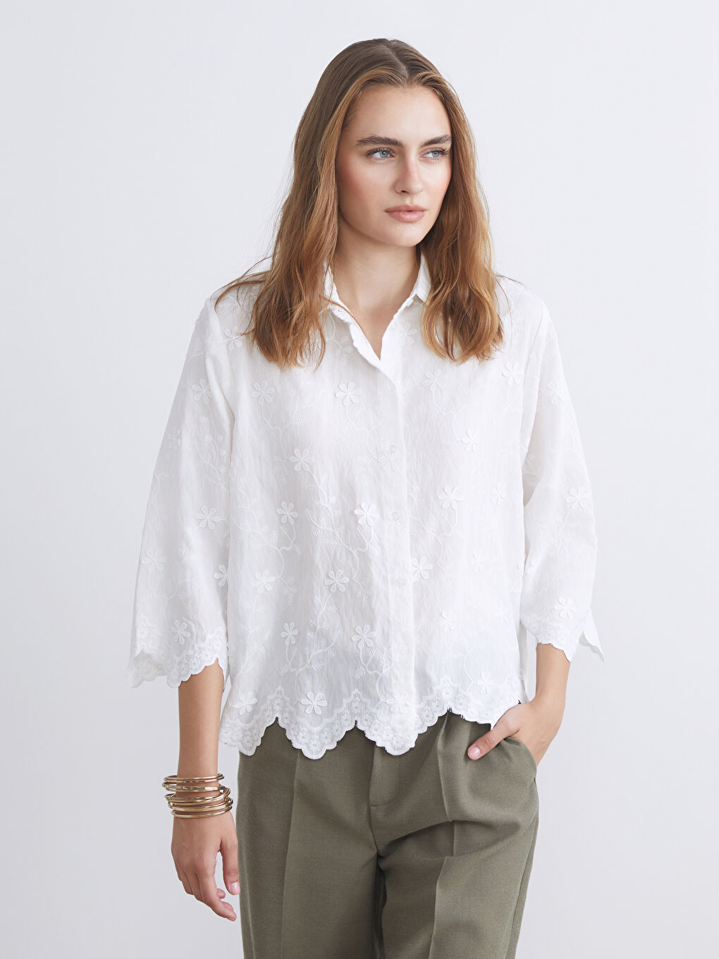 قميص للسيدات مُطرز بالزهور ومُزين بالكشكشة