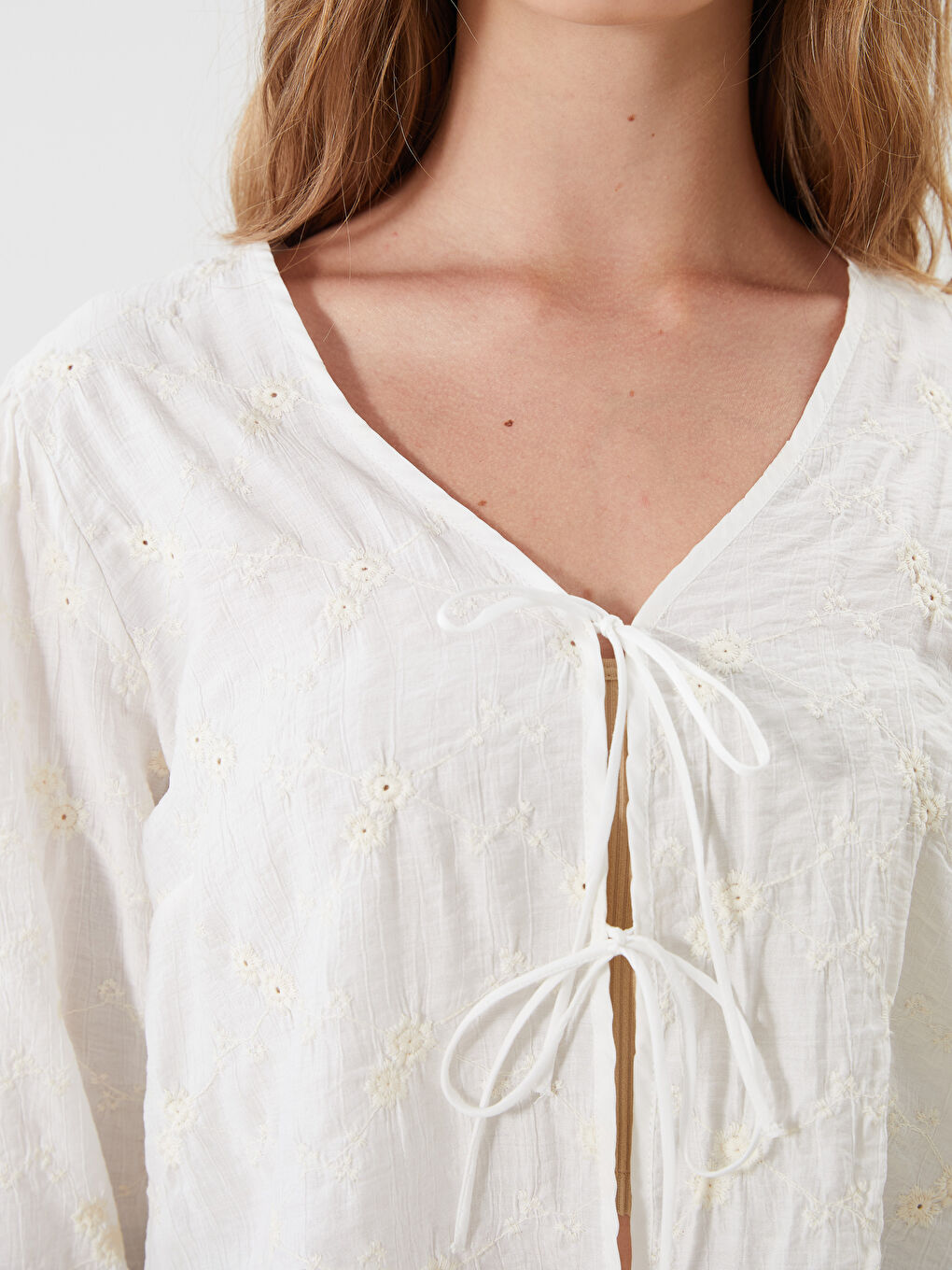 Beyaz V Yaka Nakışlı Bağlamalı Bluz-2