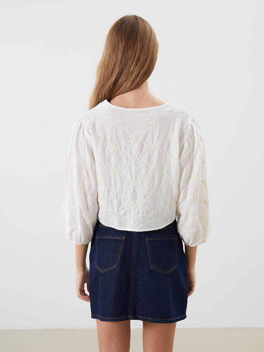 Beyaz V Yaka Nakışlı Bağlamalı Bluz-3