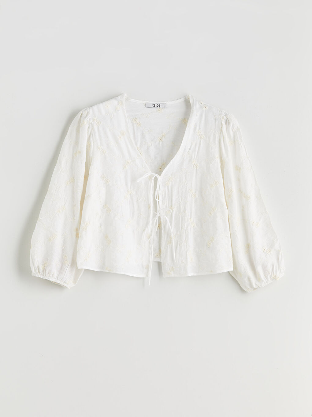 Beyaz V Yaka Nakışlı Bağlamalı Bluz-4