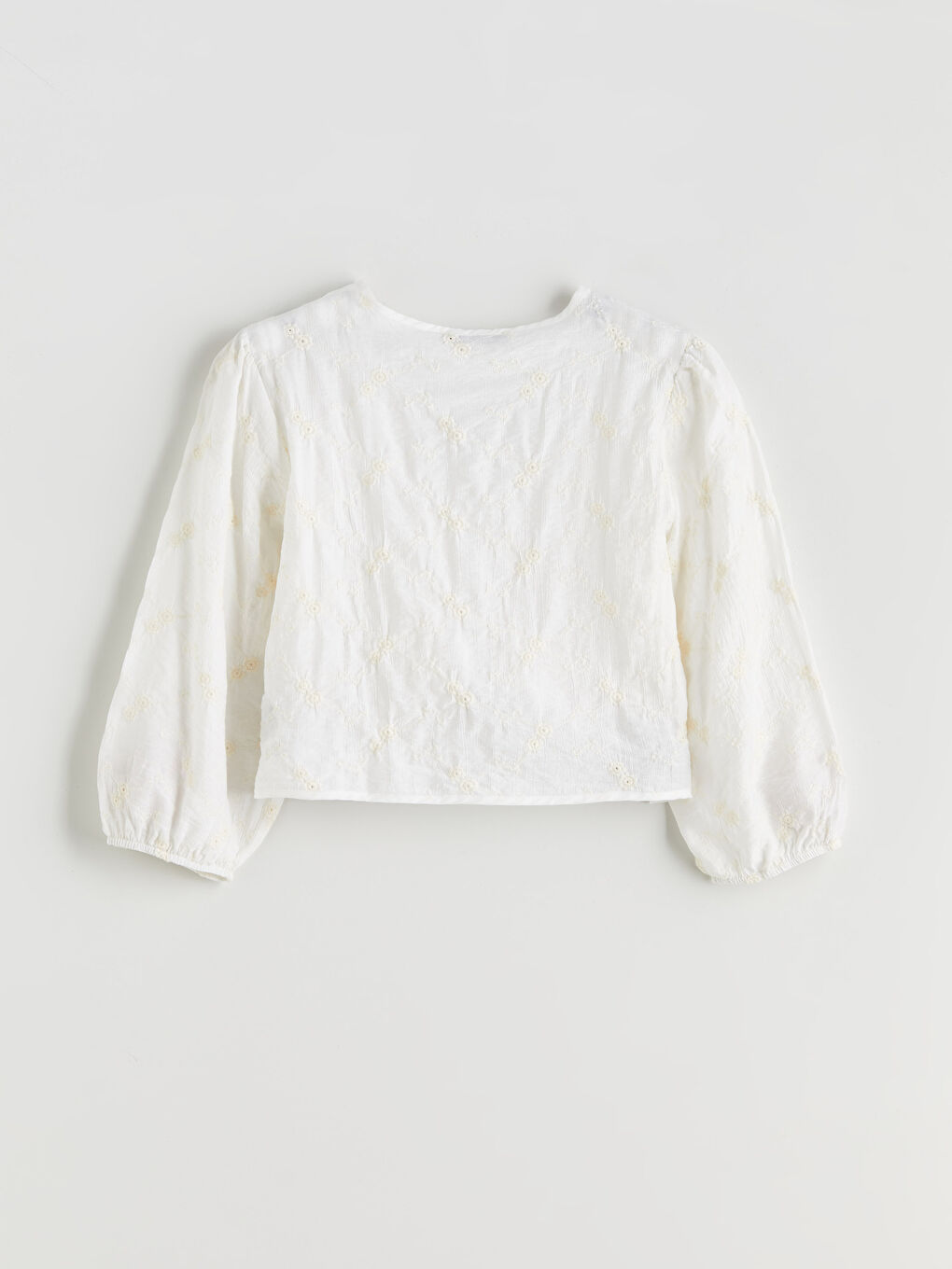 Beyaz V Yaka Nakışlı Bağlamalı Bluz-5