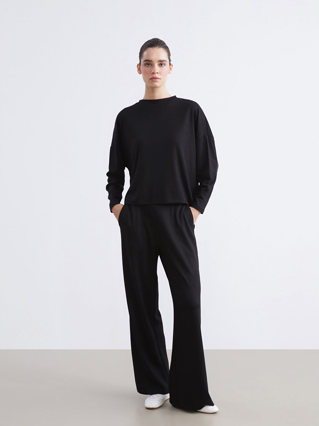 بنطلون رياضي واسع الأرجل بخصر مرن للسيدات