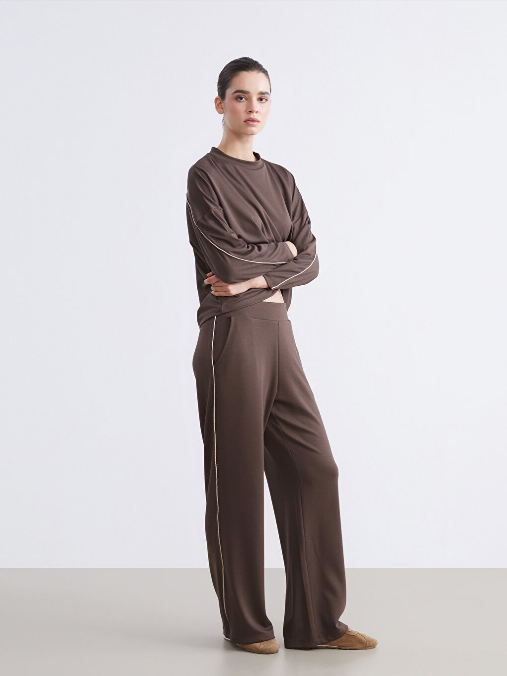 بنطلون رياضي واسع الأرجل بخصر مرن للسيدات