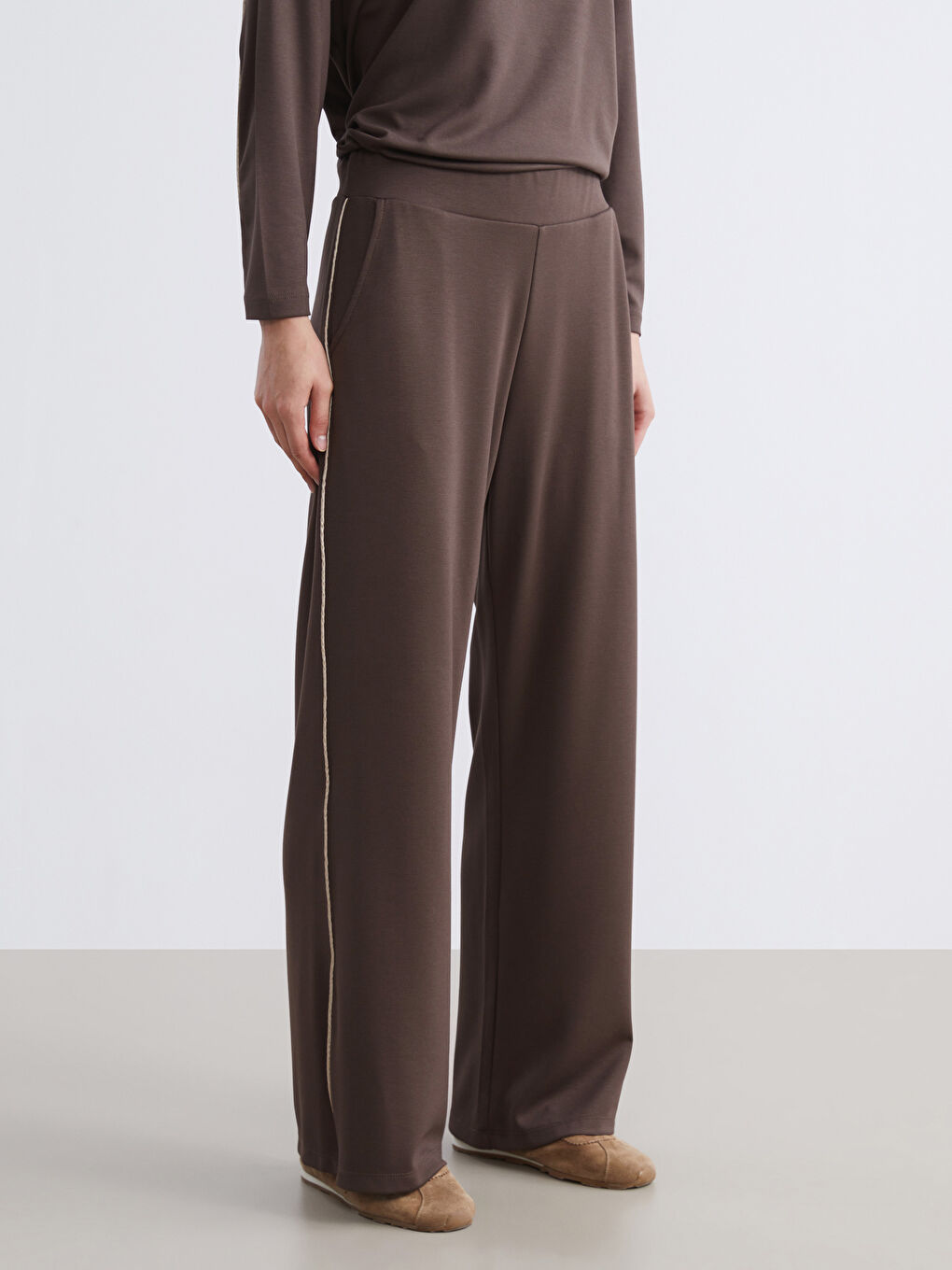 بنطلون رياضي واسع الأرجل بخصر مرن للسيدات-1