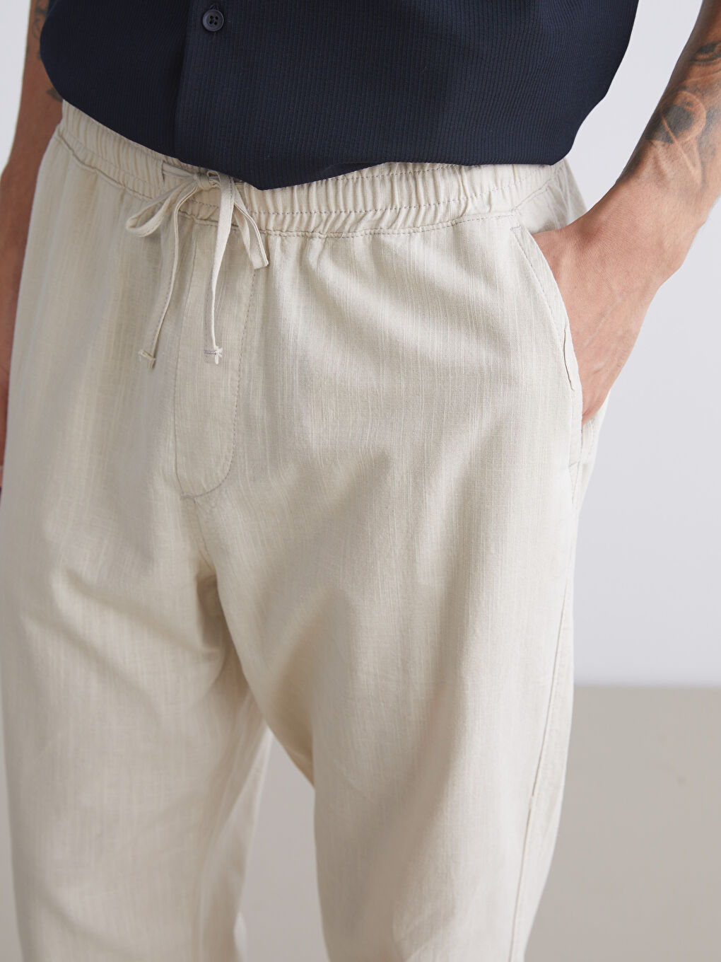 Gri Rahat Kalıp Keten Görünümlü Erkek Pantolon-2