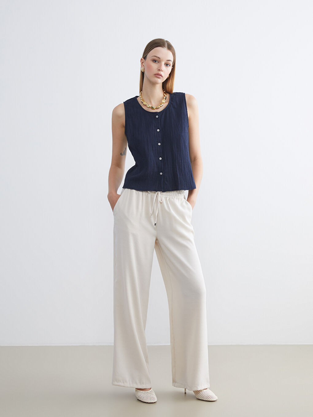 Lacivert Bisiklet Yaka Dokulu Müslin Bluz-1