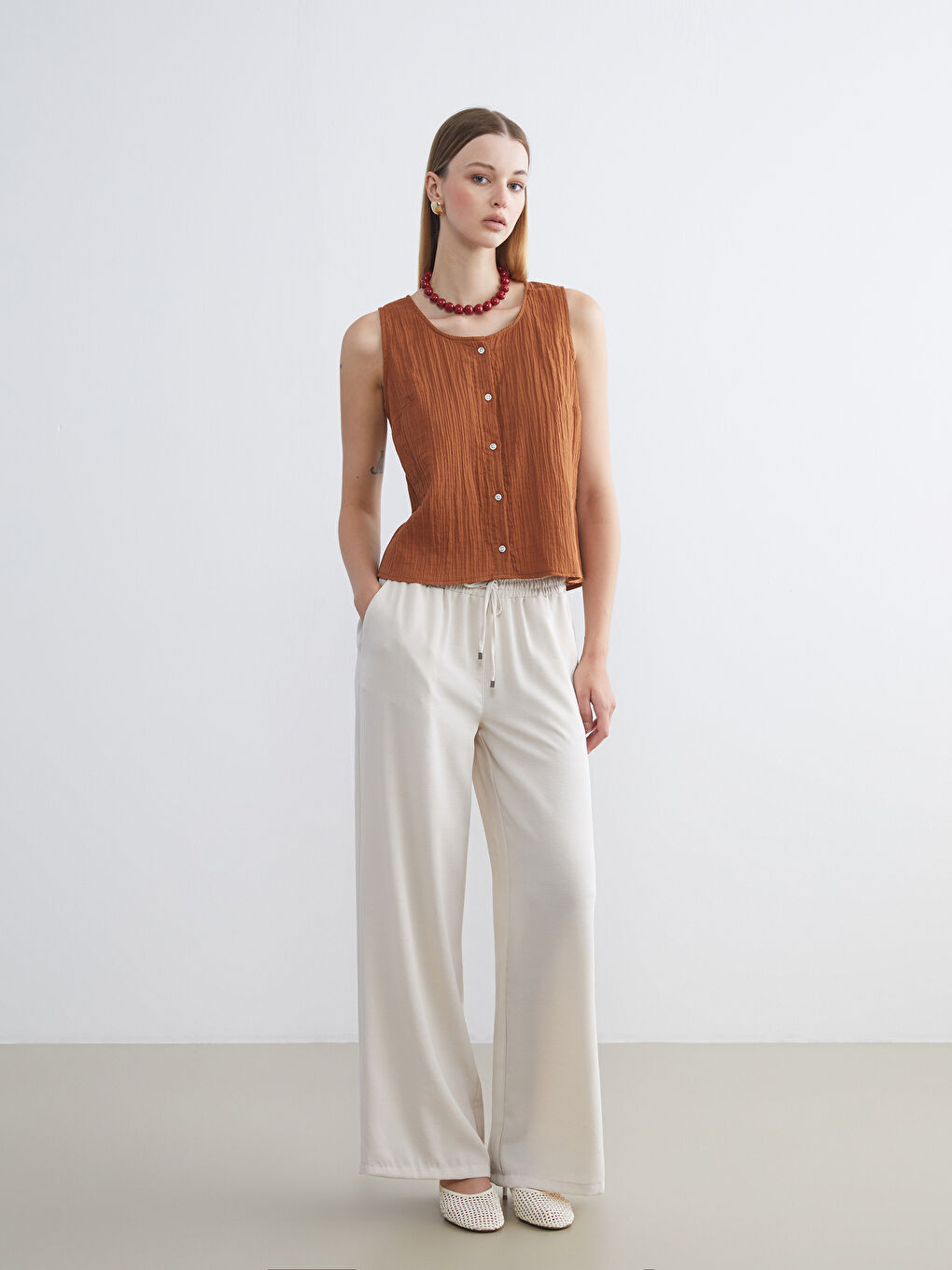 Kahverengi Bisiklet Yaka Dokulu Müslin Bluz-1