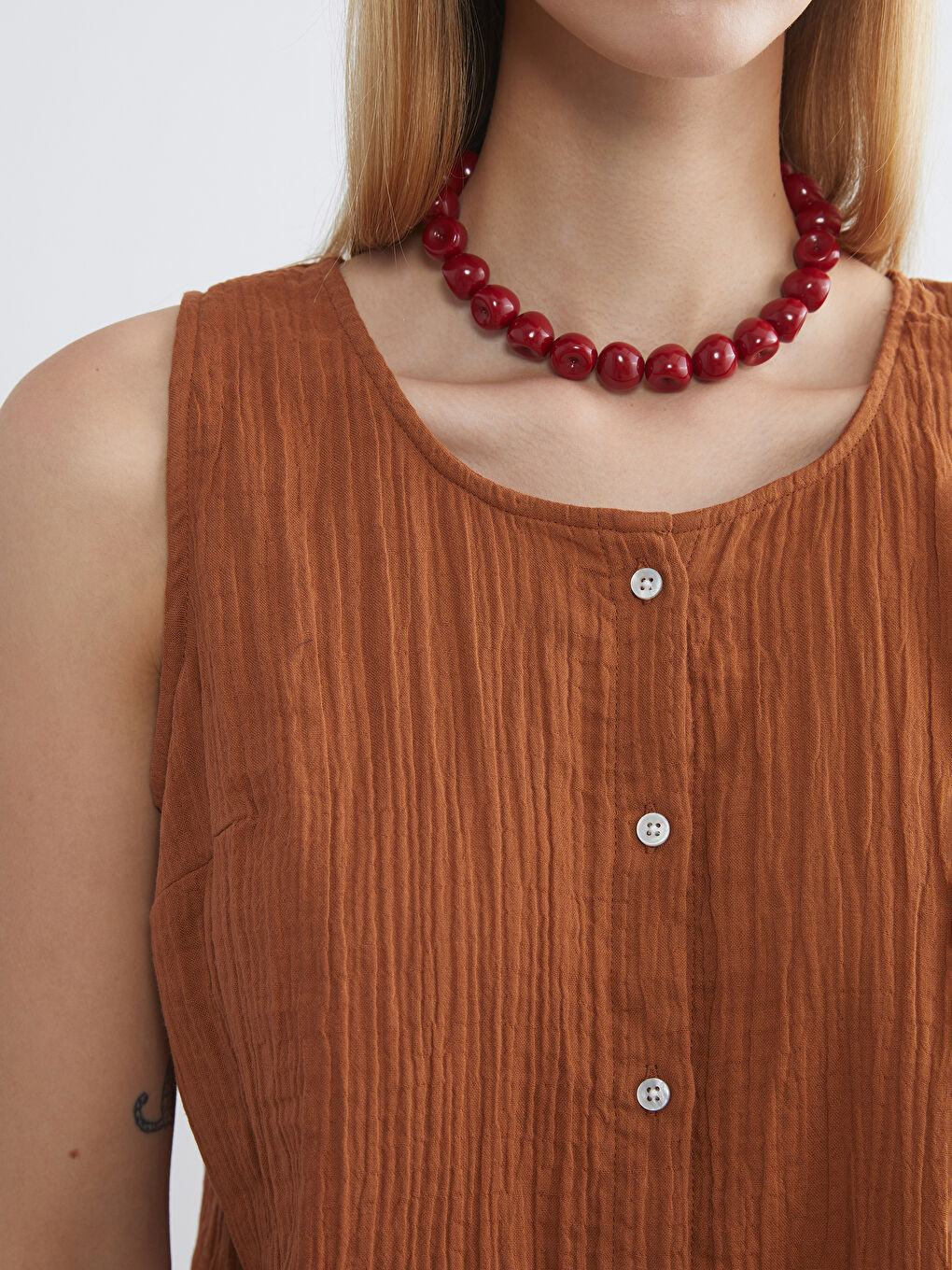 Kahverengi Bisiklet Yaka Dokulu Müslin Bluz-2