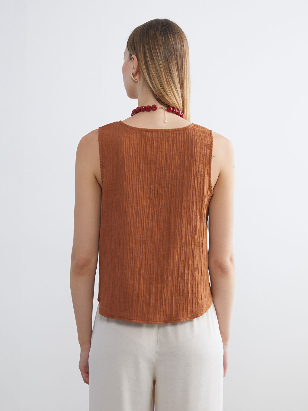 Kahverengi Bisiklet Yaka Dokulu Müslin Bluz-3