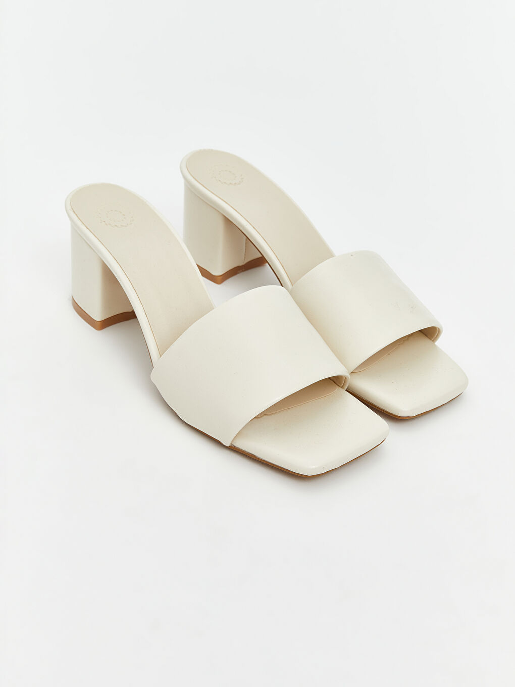 Ekru Deri Görünümlü Kadın Topuklu Terlik