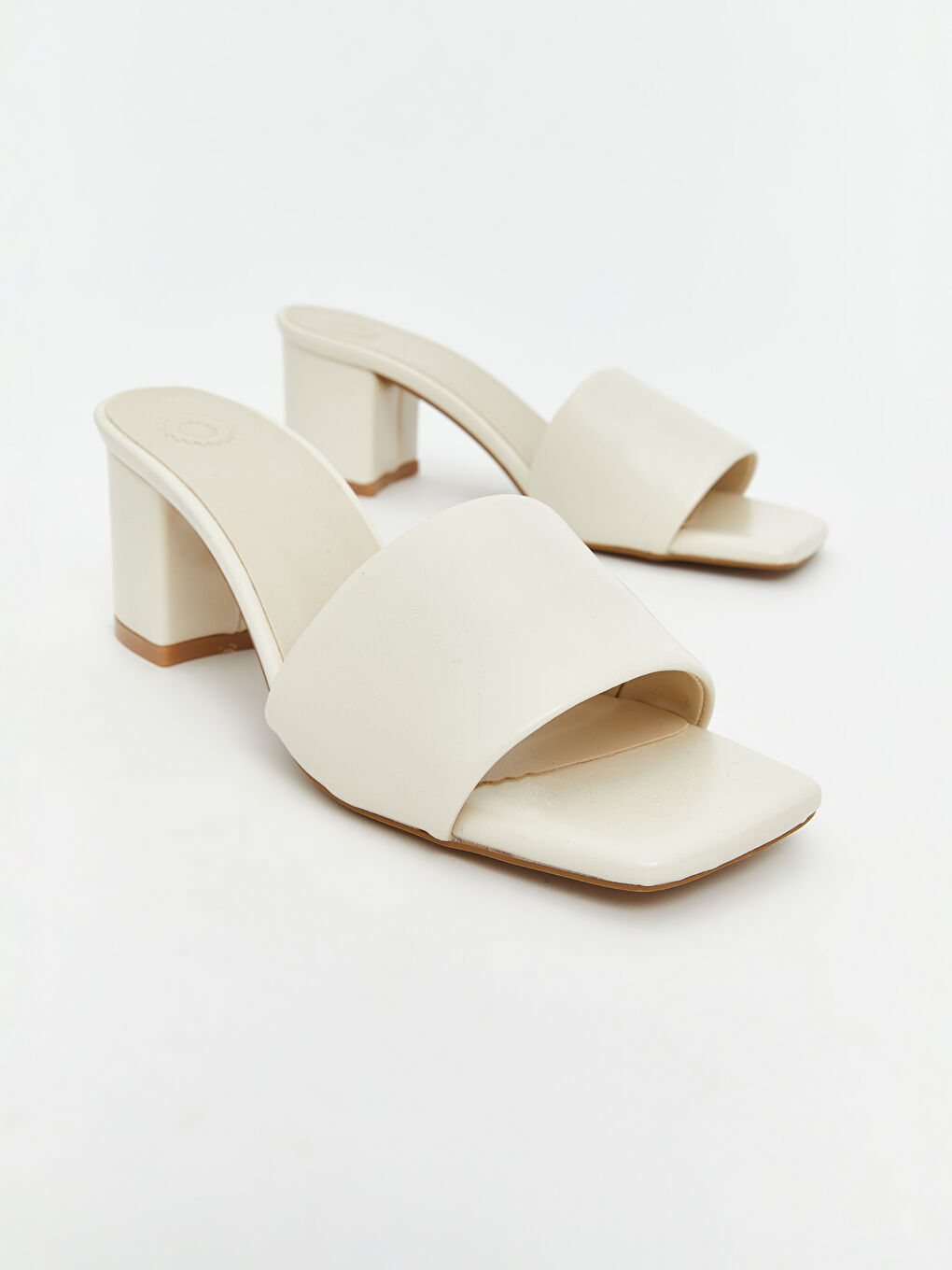 Ekru Deri Görünümlü Kadın Topuklu Terlik-1