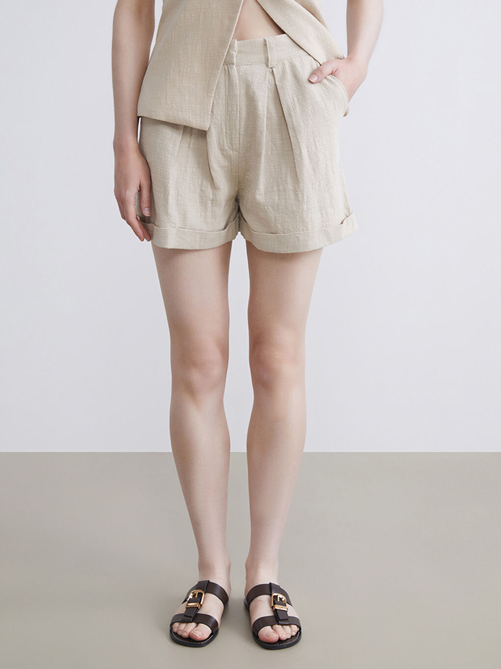 Bej Loose Fit Keten Görünümlü Kadın Pileli Şort-1