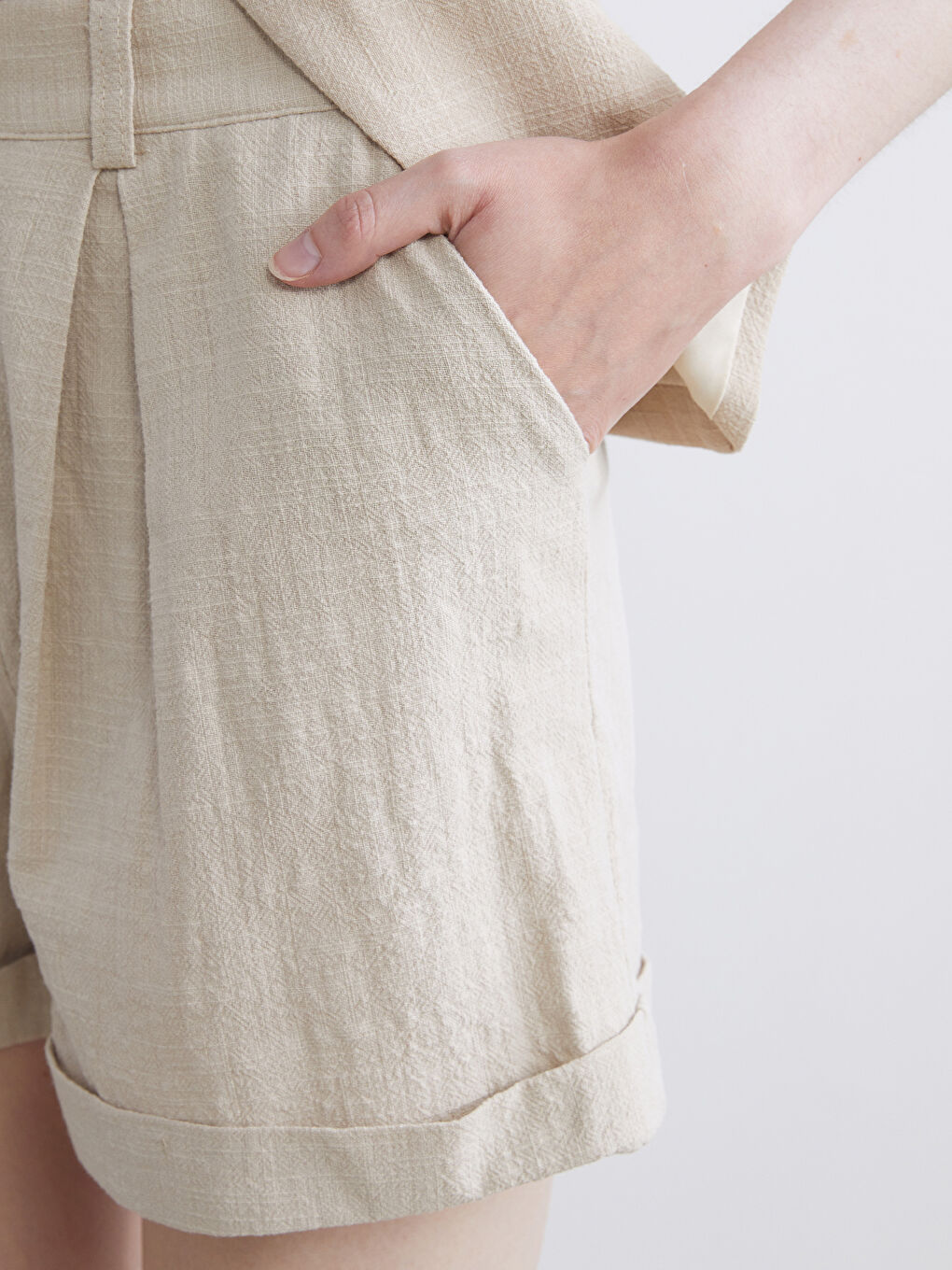 Bej Loose Fit Keten Görünümlü Kadın Pileli Şort-2