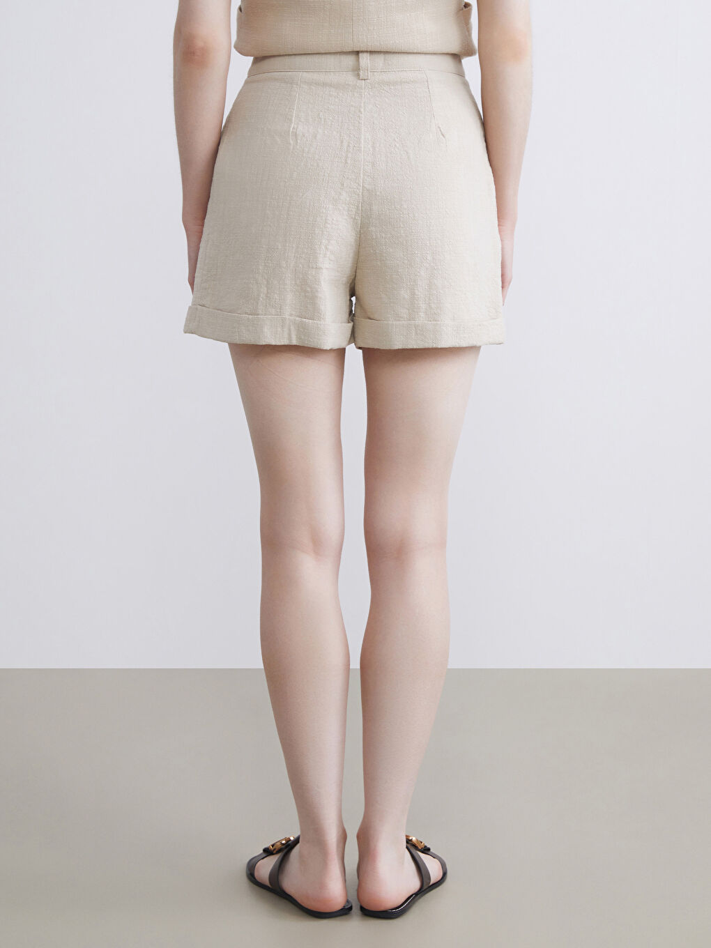 Bej Loose Fit Keten Görünümlü Kadın Pileli Şort-3