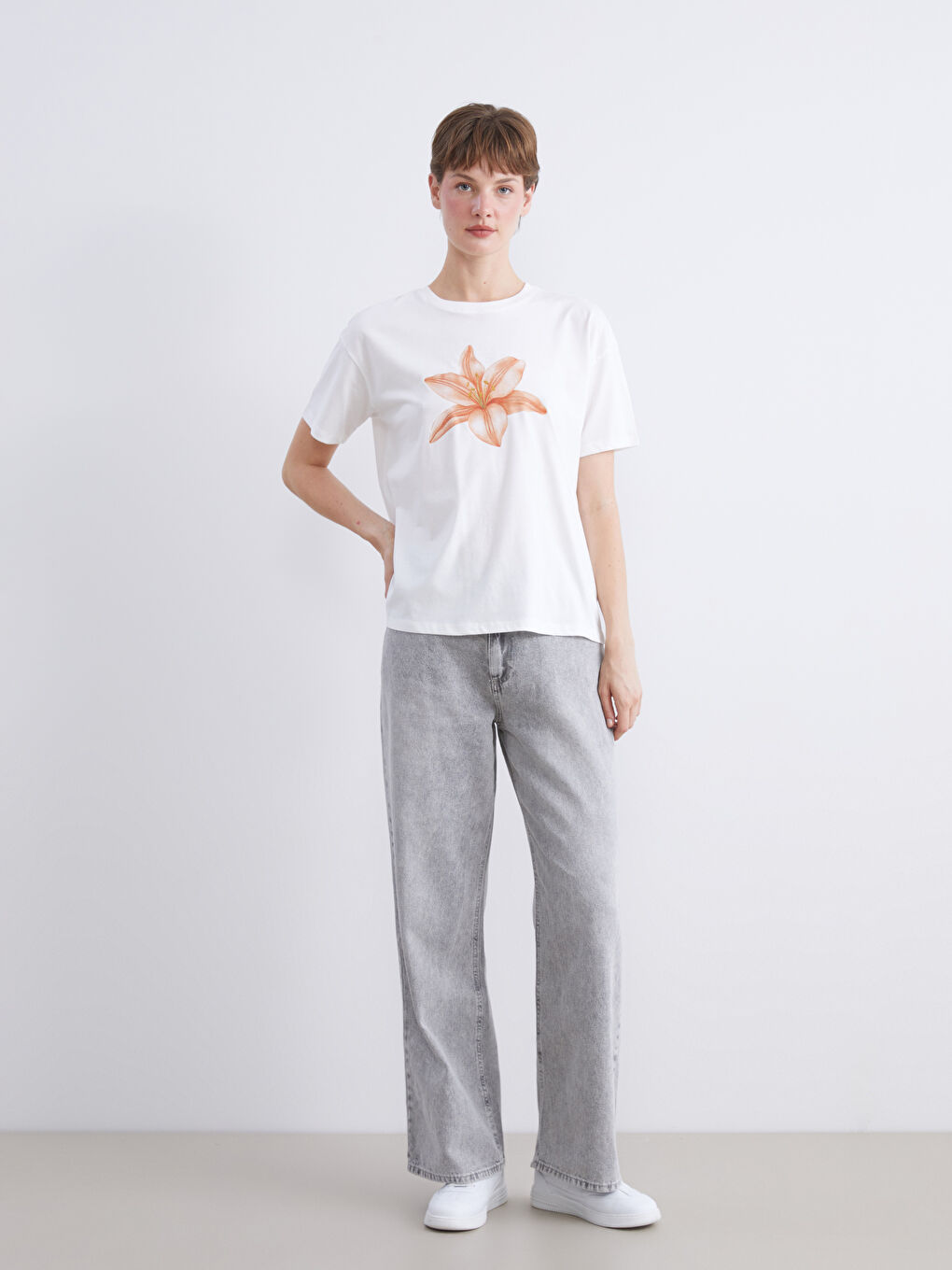 Ekru Bisiklet Yaka Baskılı Kadın Tişört-1