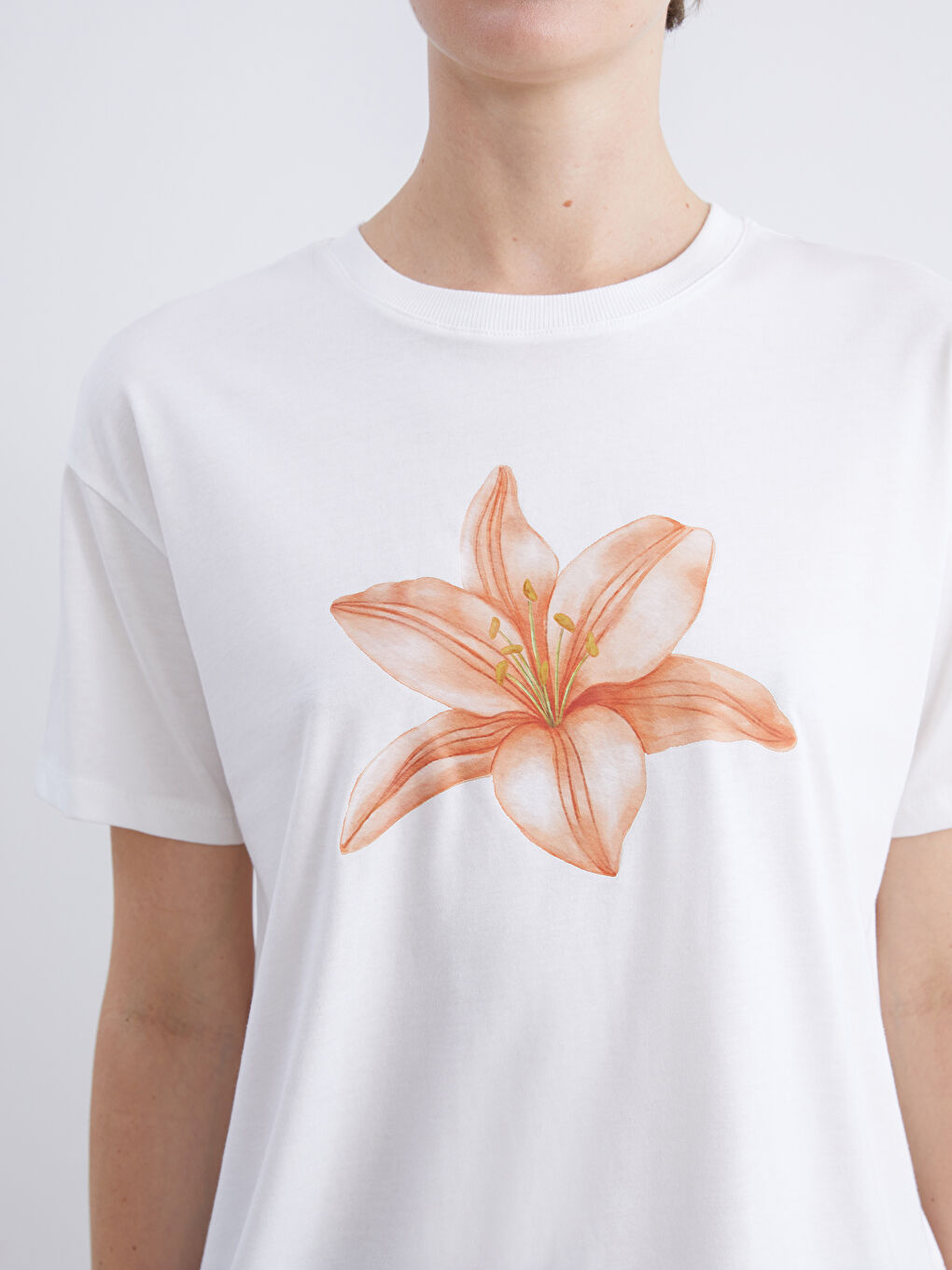 Ekru Bisiklet Yaka Baskılı Kadın Tişört-2