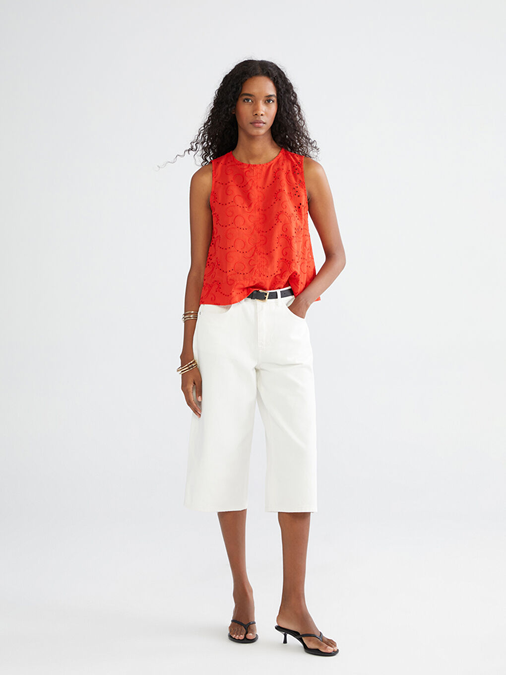 Блузка з круглим вирізом горловини та ажурною вишивкою-1