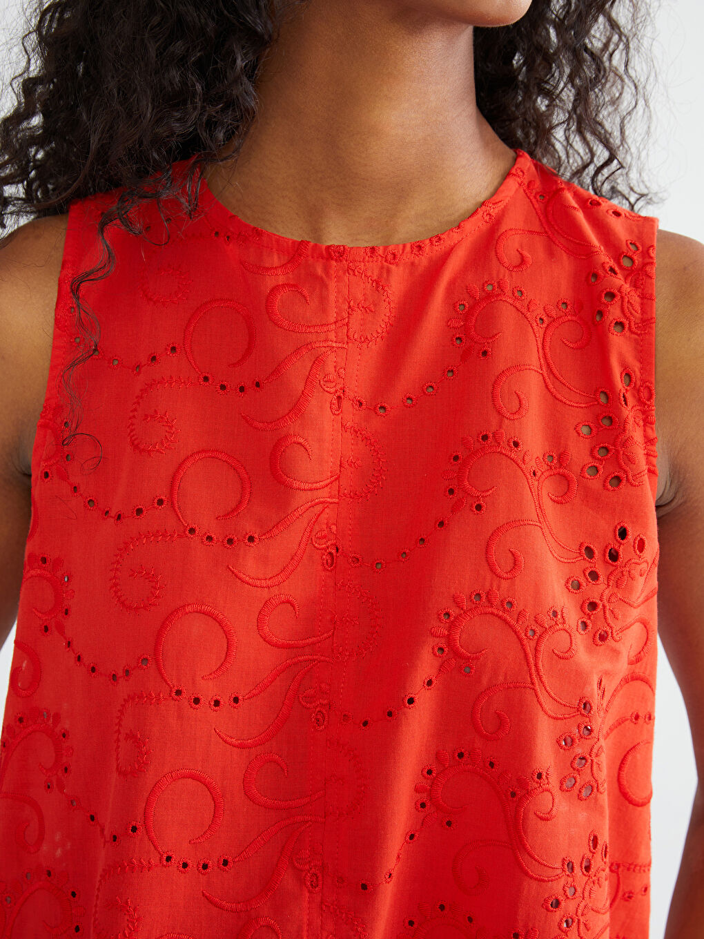 Блузка з круглим вирізом горловини та ажурною вишивкою-2