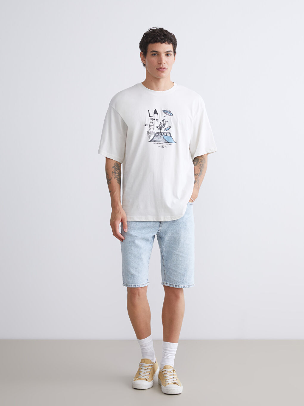 Bej Bisiklet Yaka Baskılı Penye Erkek Tişört-1