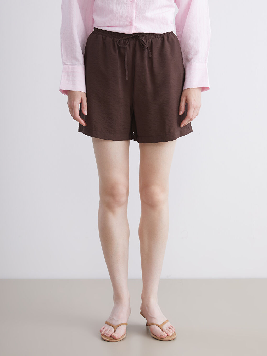 Kahverengi Beli Lastikli Kadın Şort-1