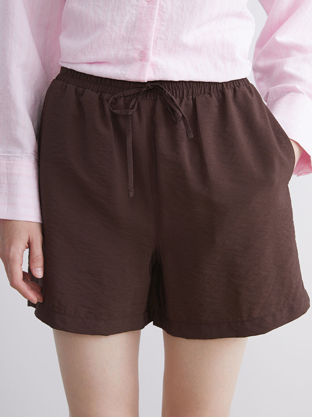 Kahverengi Beli Lastikli Kadın Şort-2