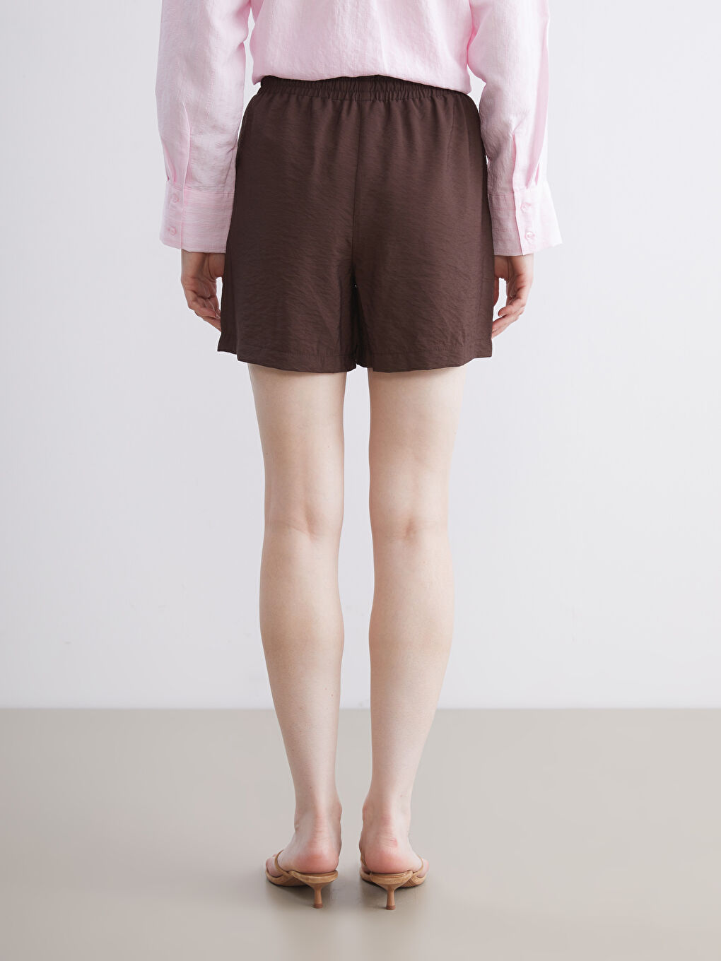 Kahverengi Beli Lastikli Kadın Şort-3