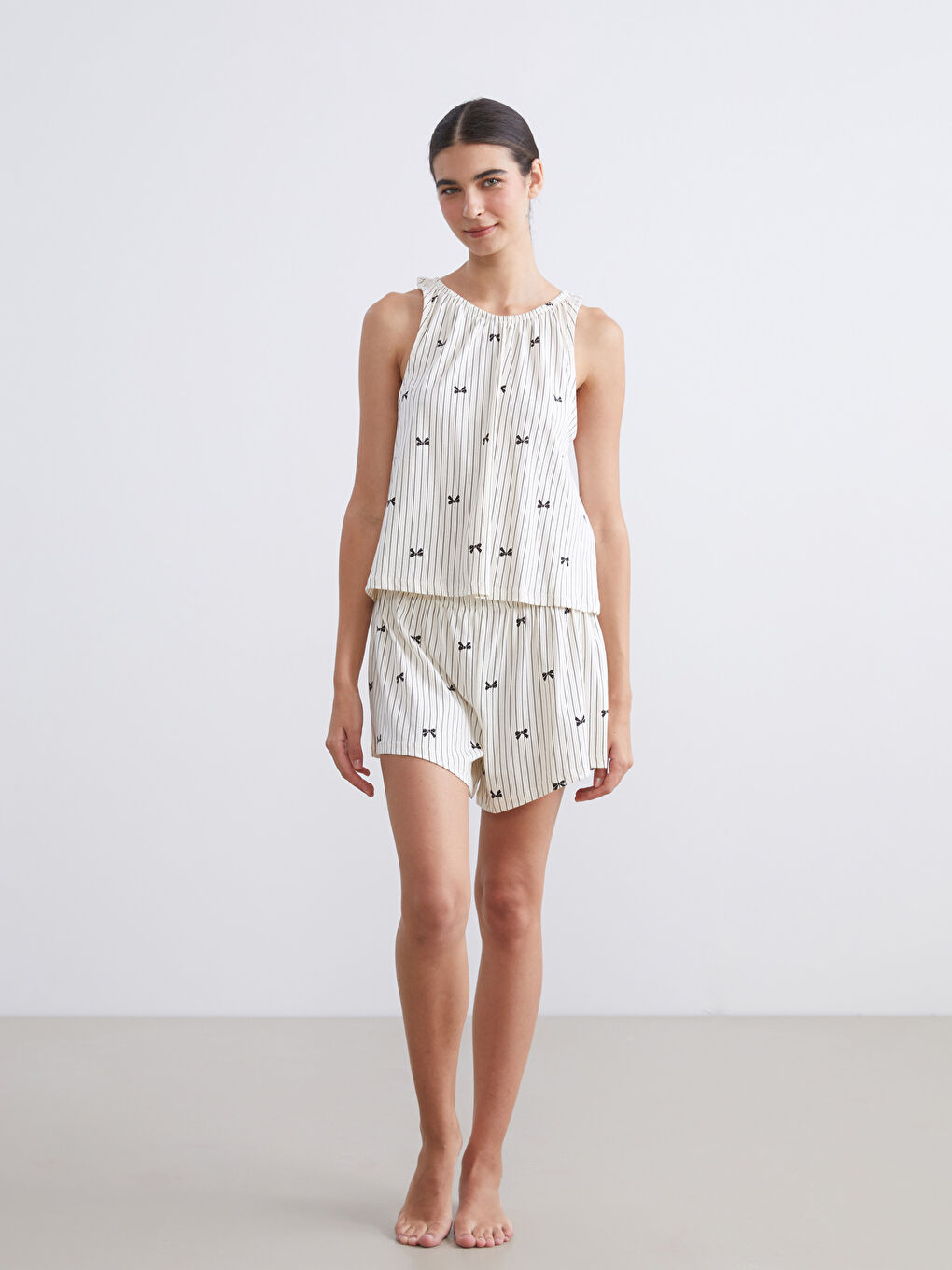 Ekru U Yaka Çizgili Kadın Şortlu Pijama Takımı-1