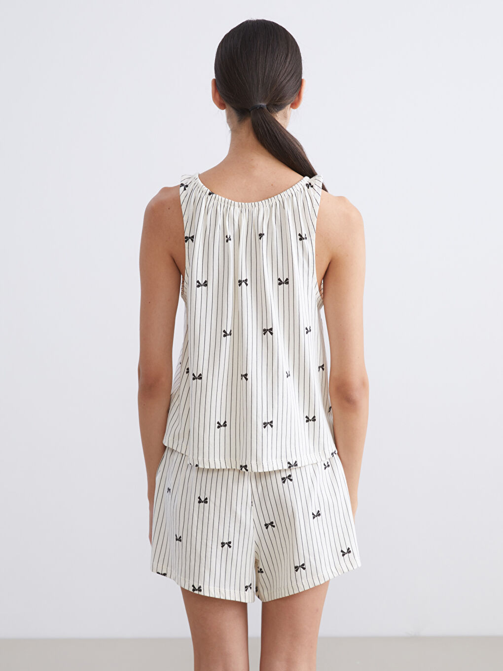 Ekru U Yaka Çizgili Kadın Şortlu Pijama Takımı-3