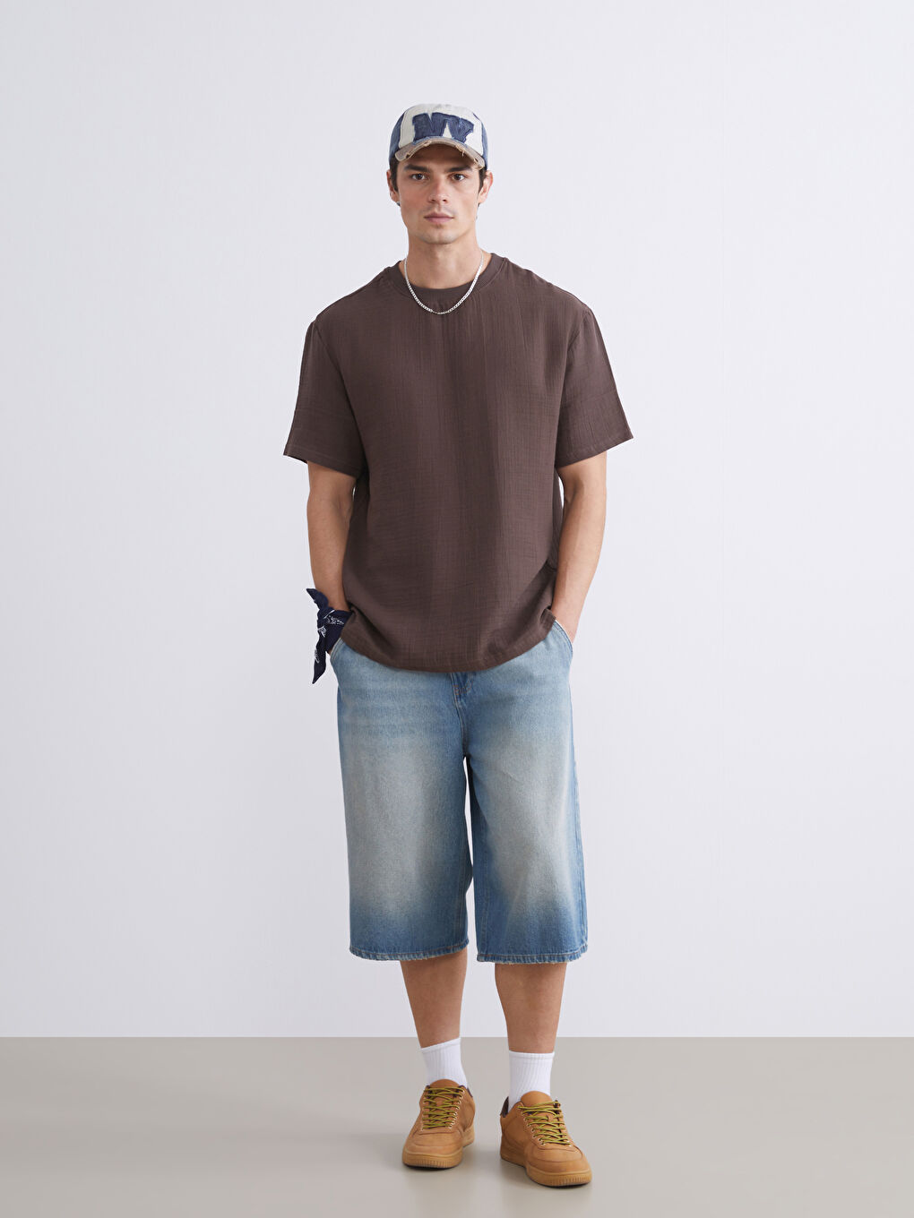 Kahverengi Bisiklet Yaka Müslin Erkek Tişört-1