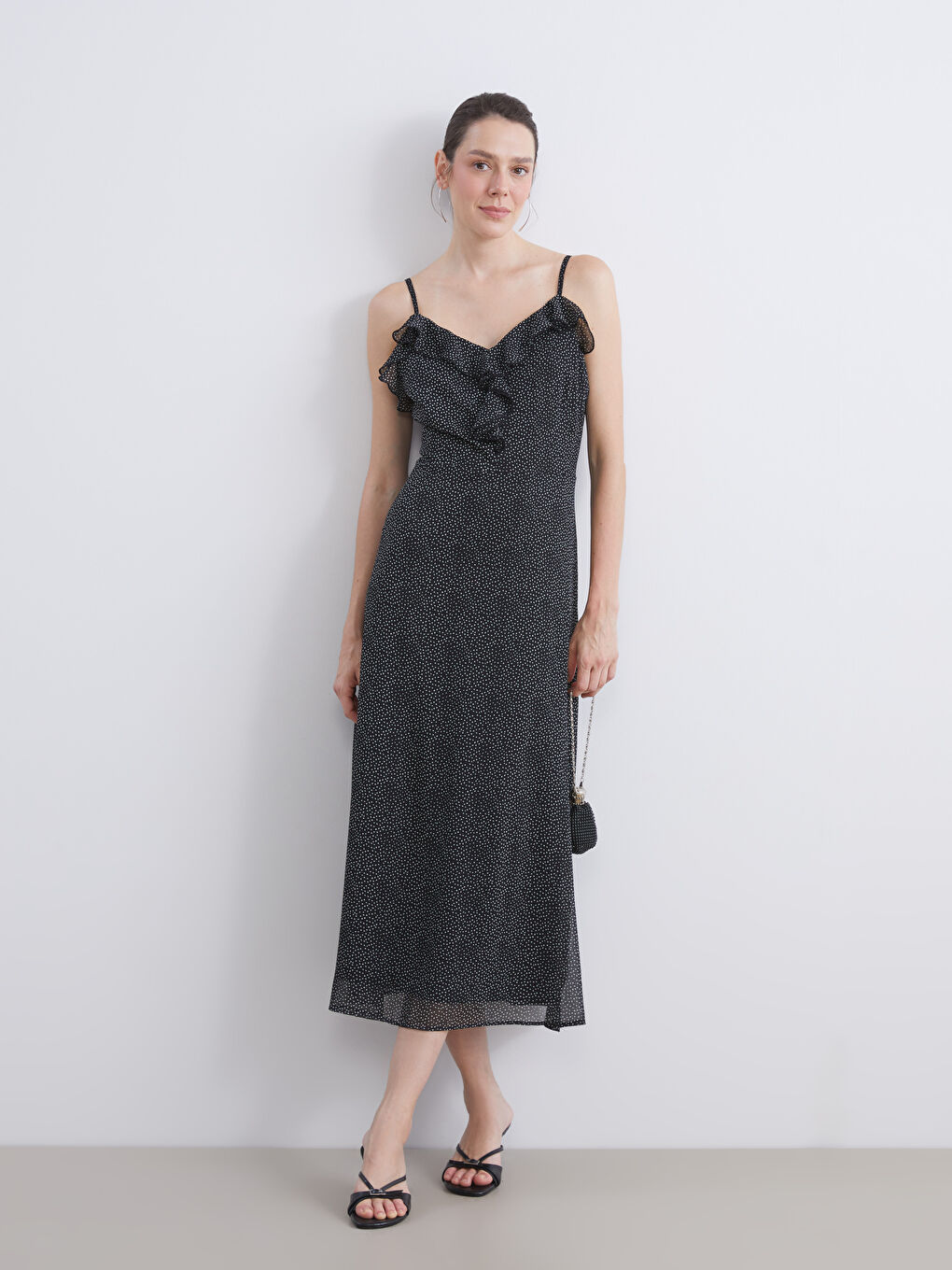 Siyah V Yaka Puantiyeli Fırfırlı Askılı Elbise