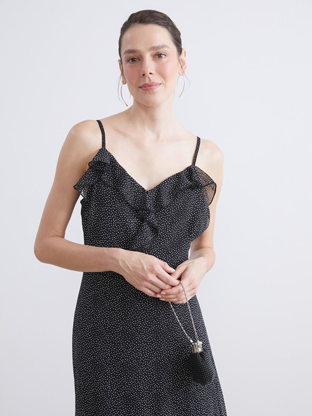 Siyah V Yaka Puantiyeli Fırfırlı Askılı Elbise-1