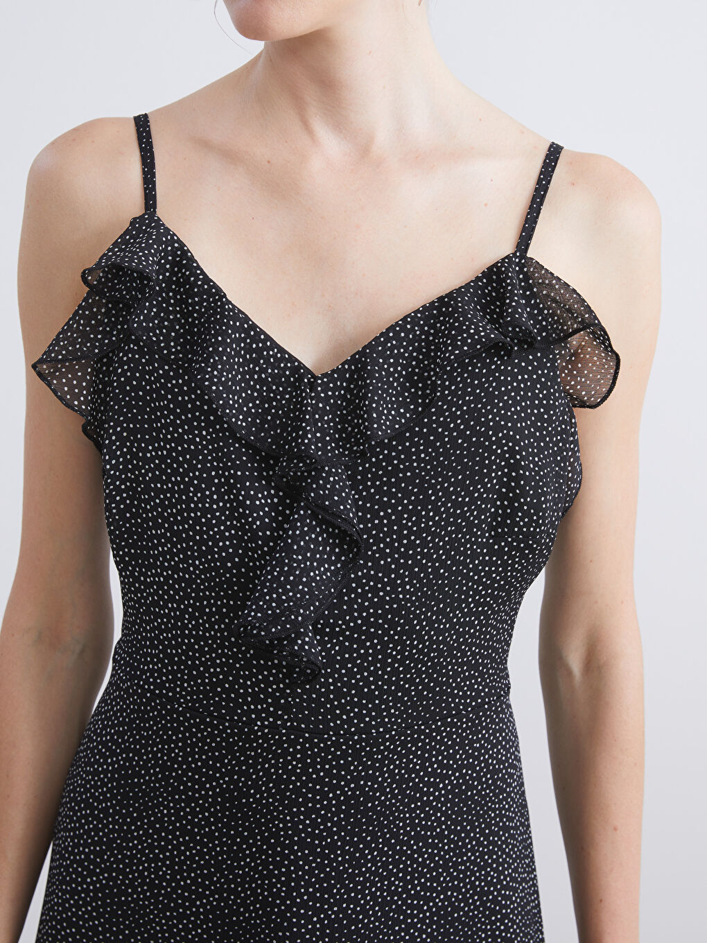 Siyah V Yaka Puantiyeli Fırfırlı Askılı Elbise-2